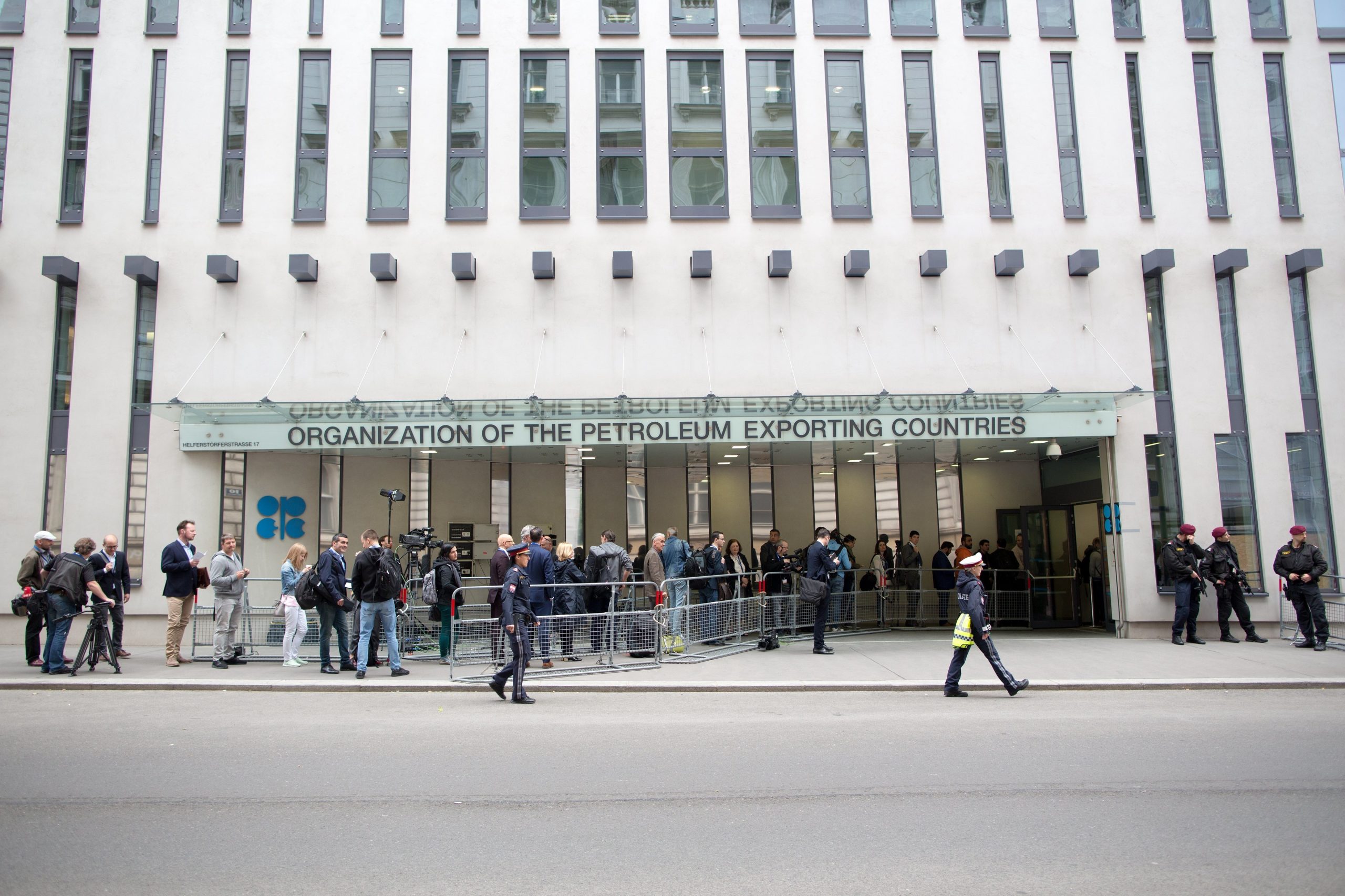 OPEP e aliados decidem novo corte na oferta de petróleo
