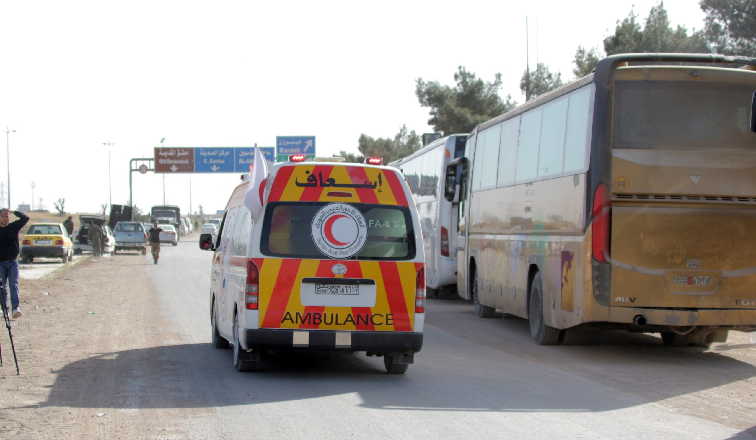 Maior coluna de retirada de rebeldes e civis deixou Ghouta Oriental, na Síria