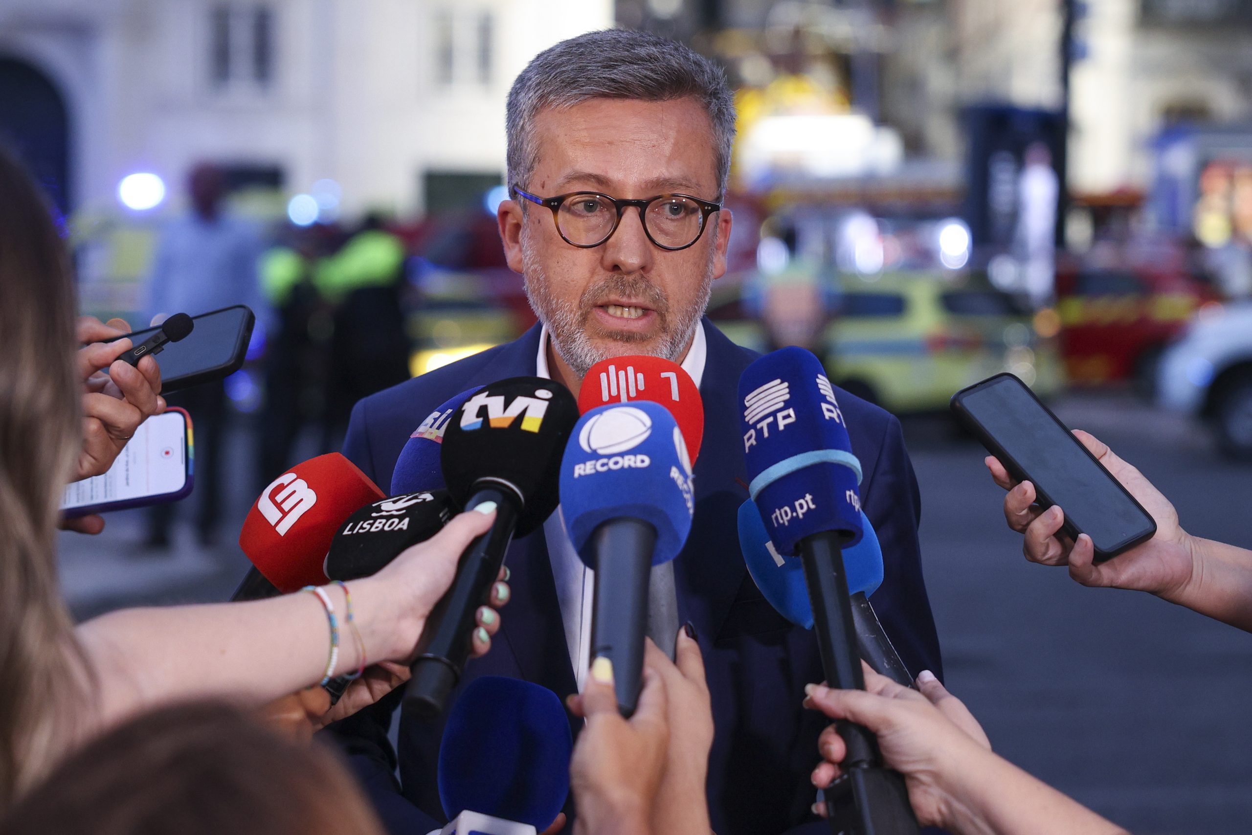 Elevador da Glória: Carlos Moedas garante respostas às famílias e admite demissão se houver erro político