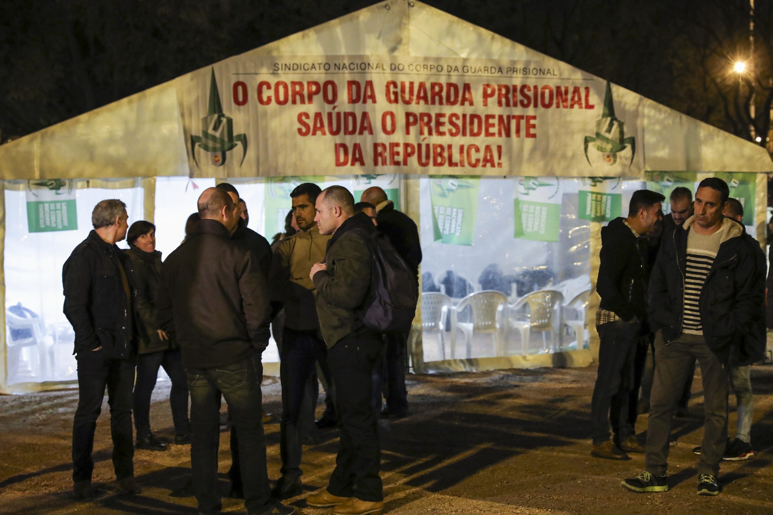 Guardas prisionais em vigília e em greve para exigir renovação do estatuto de carreira