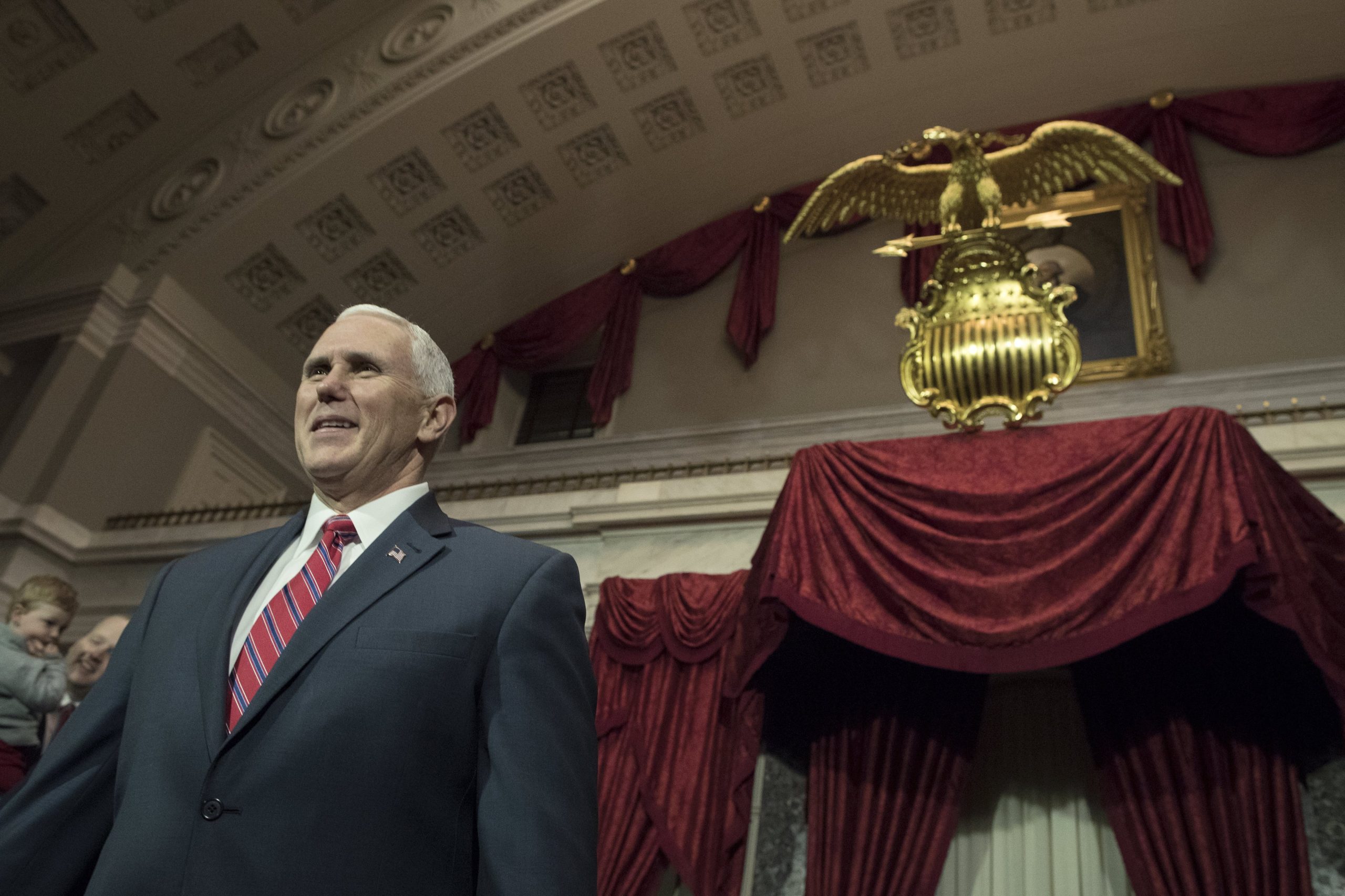 Mike Pence contrata advogado do caso Watergate para o defender em investigação sobre a Rússia