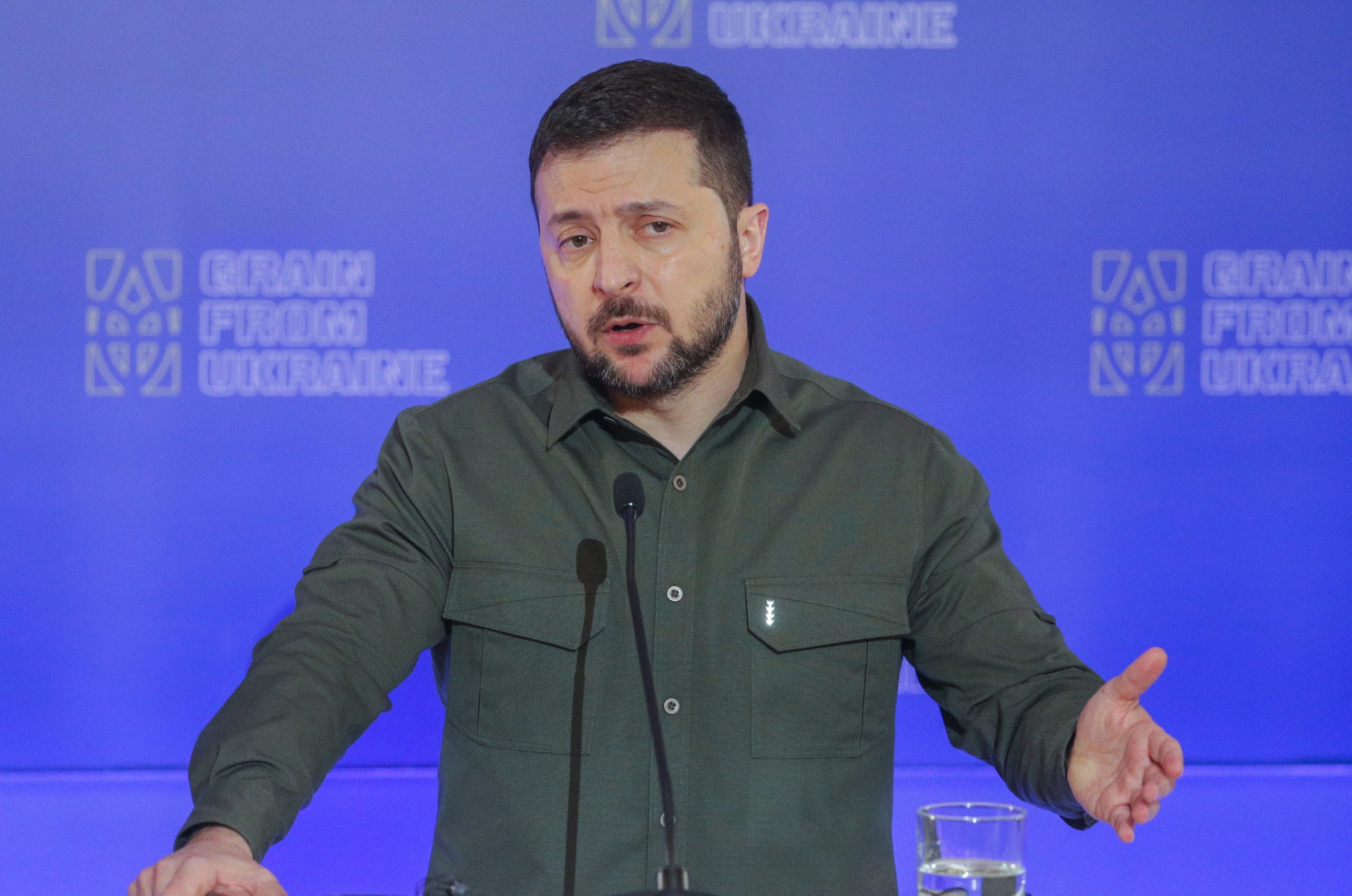Zelensky diz que Rússia se vinga de derrotas militares com centenas de ataques
