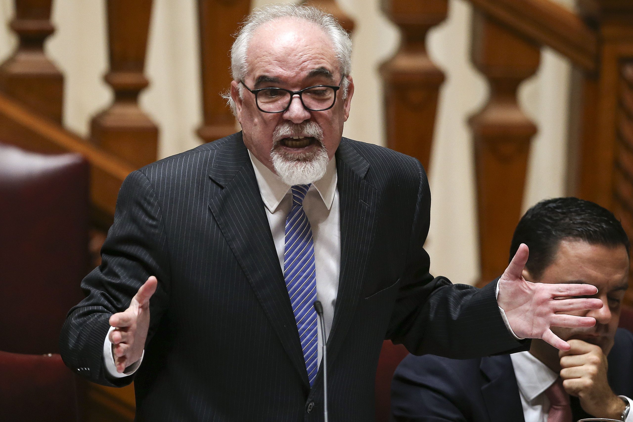PCP insiste no aumento de dez euros para todas as pensões. Vieira da Silva não responde