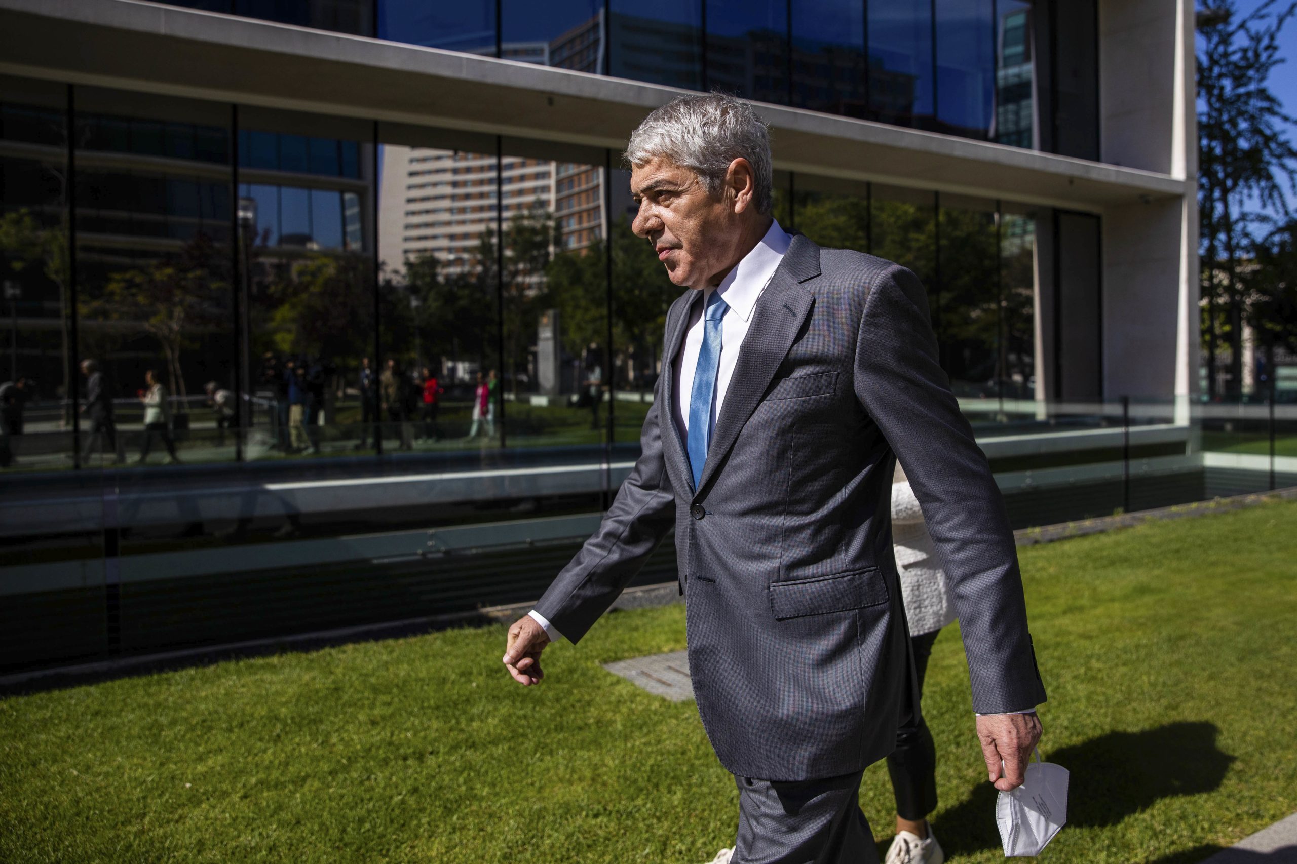 Sócrates crítica António Costa e acusa autoridades do “crime de violação do segredo de justiça” sobre as buscas à casa de Rui Rio