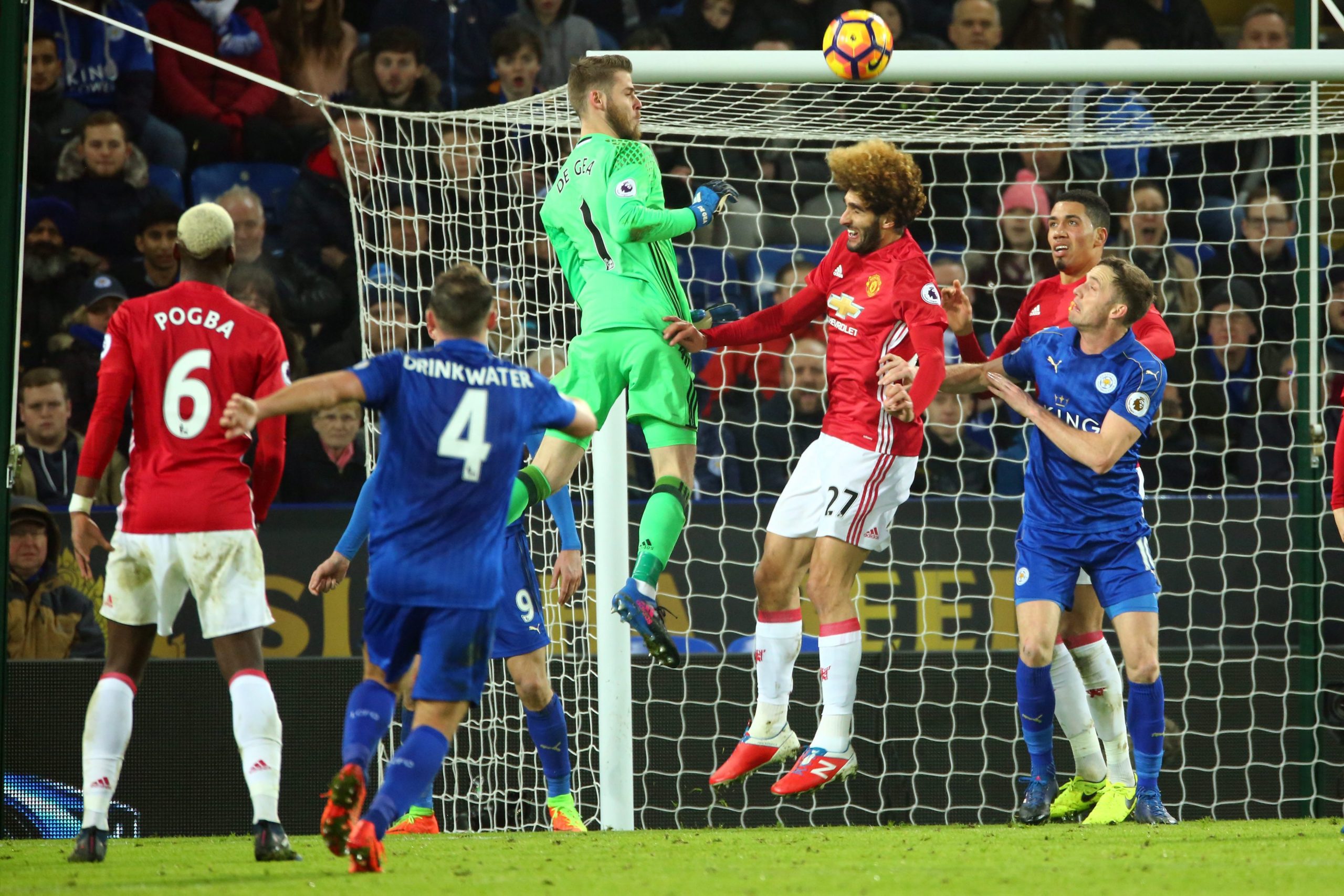 José Mourinho regressa aos triunfos e acentua crise do campeão Leicester