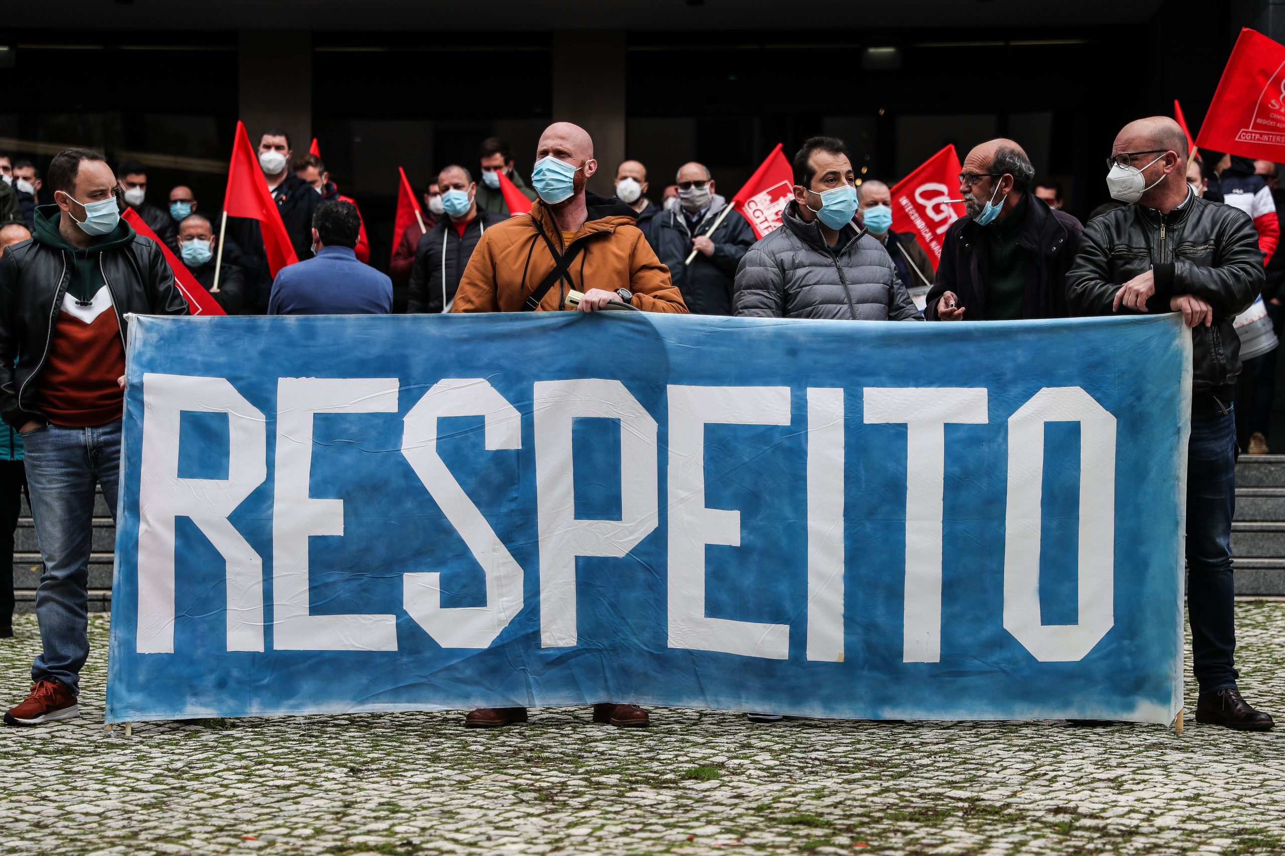 Dezenas de trabalhadores manifestam-se em Lisboa contra fecho da refinaria de Matosinhos