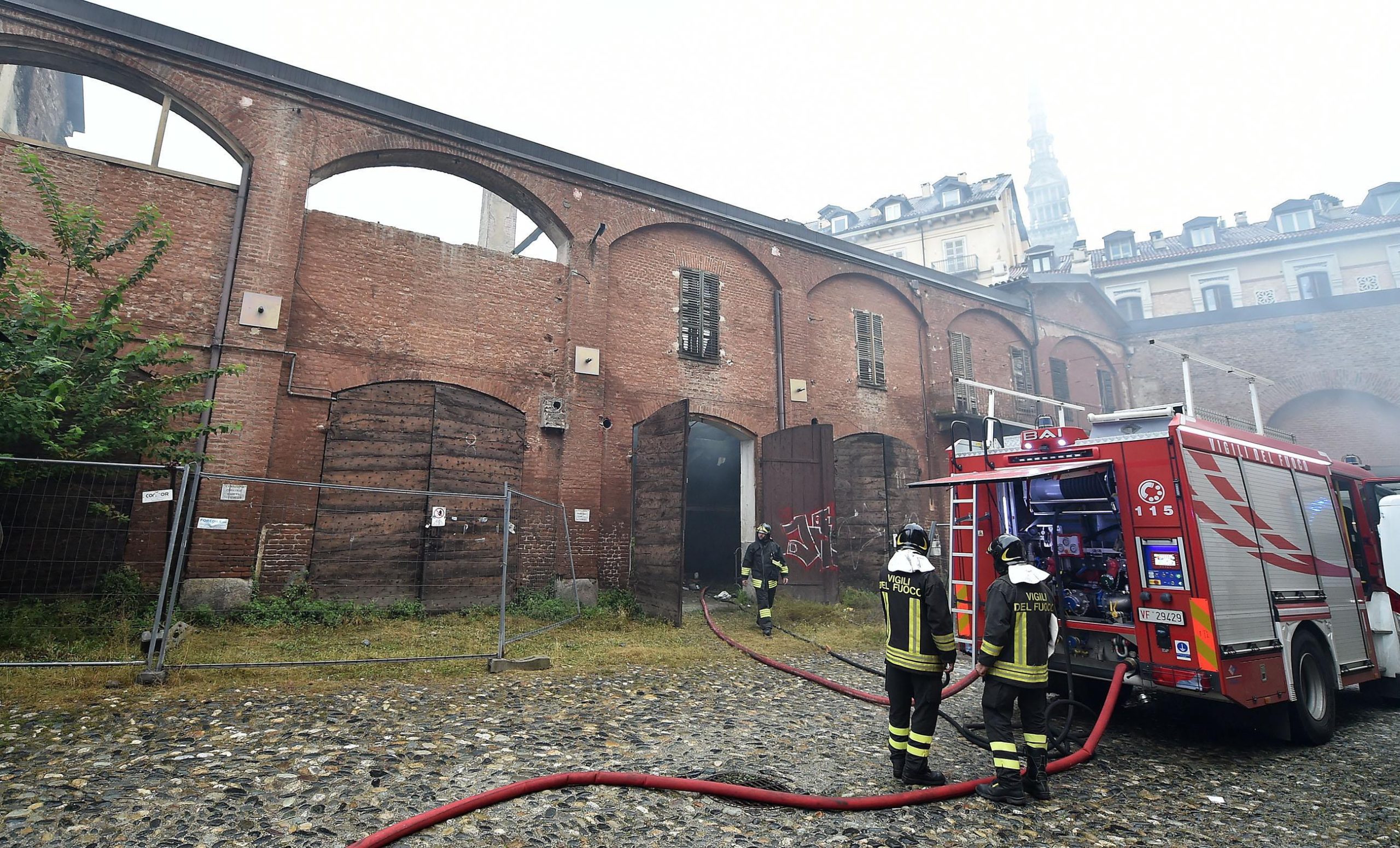 Incêndio destrói telhado de edifício histórico no centro de Turim, Itália