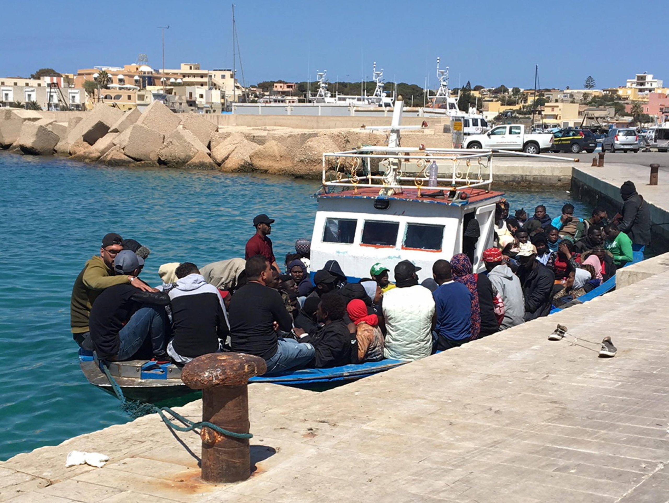 Quase 400 migrantes chegaram, na última noite, à ilha italiana de Lampedusa