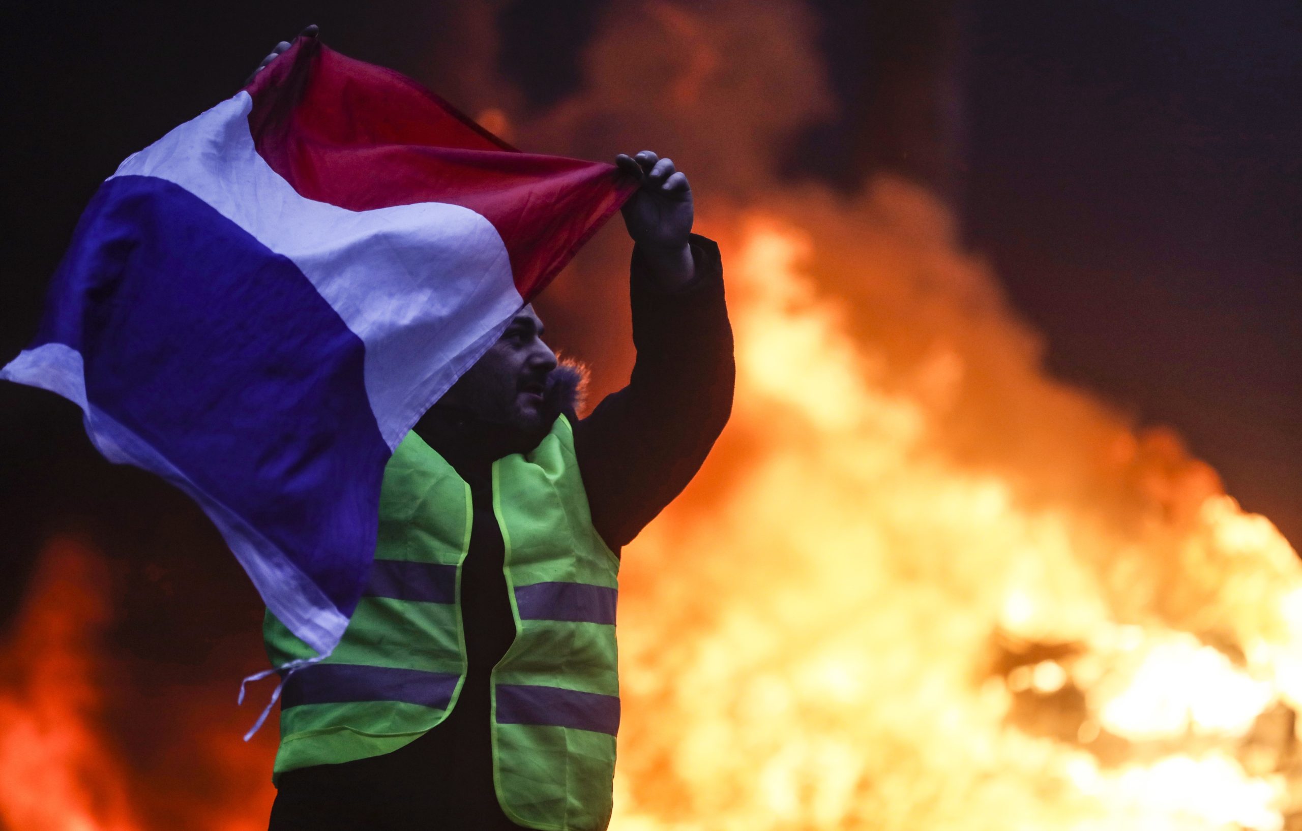 De Lille a Toulouse, com epicentro em Paris, novo protesto dos “coletes amarelos” mergulha a França num caos