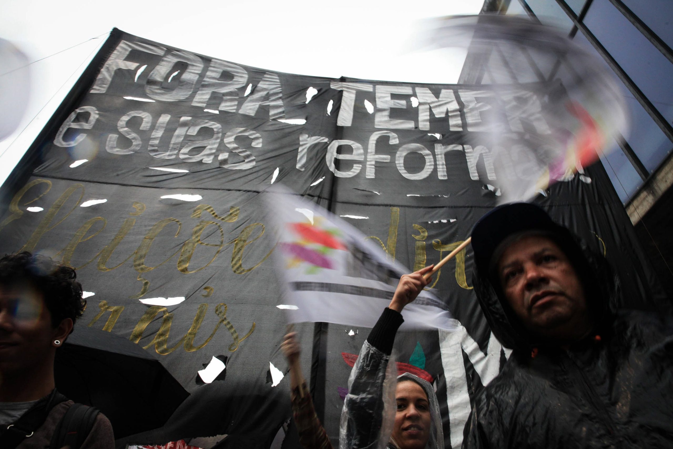 Manifestantes incendeiam edifícios e pilham ministérios em protesto contra Michel Temer