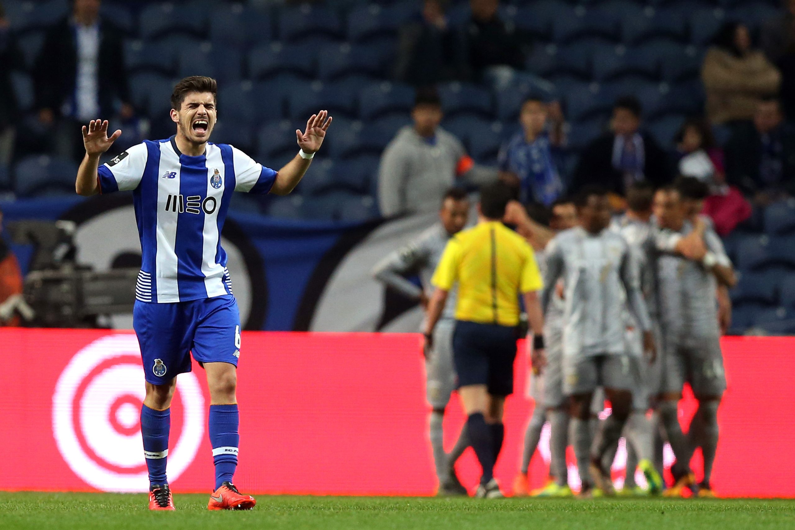 Ruben Neves assina pelo Wolverhampton por cinco épocas