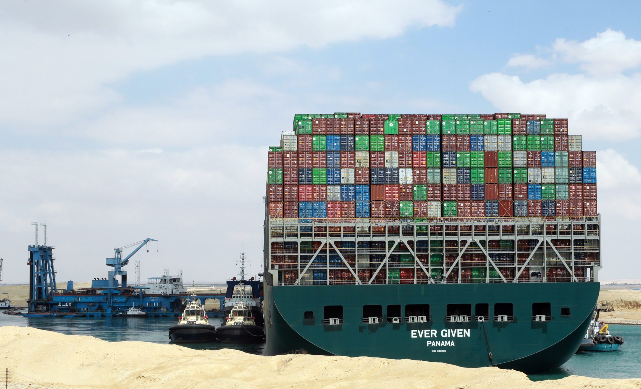 Empresa diz que cargueiro encalhou no canal de Suez