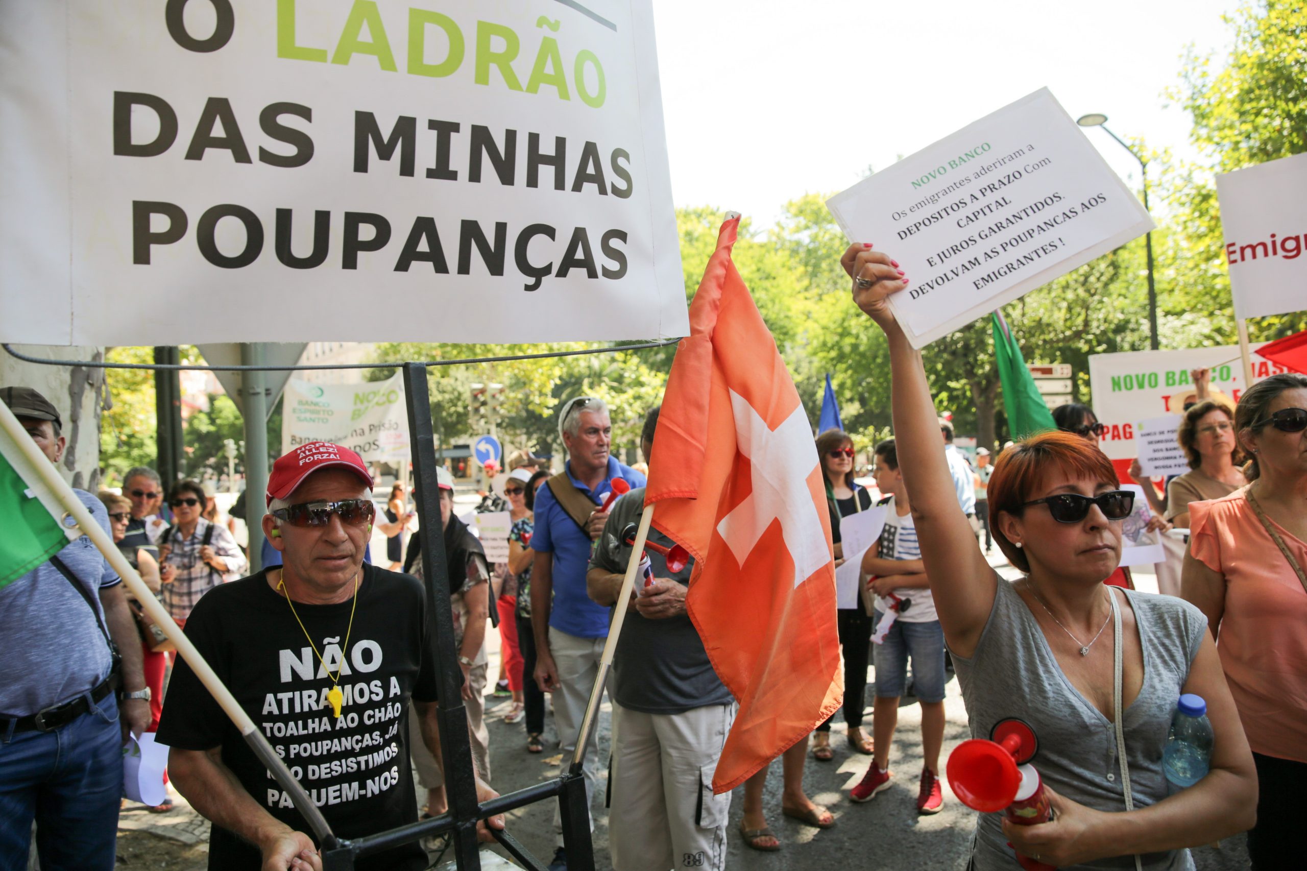 Lesados acreditam que CMVM e Governo poderão melhorar solução do papel comercial do BES