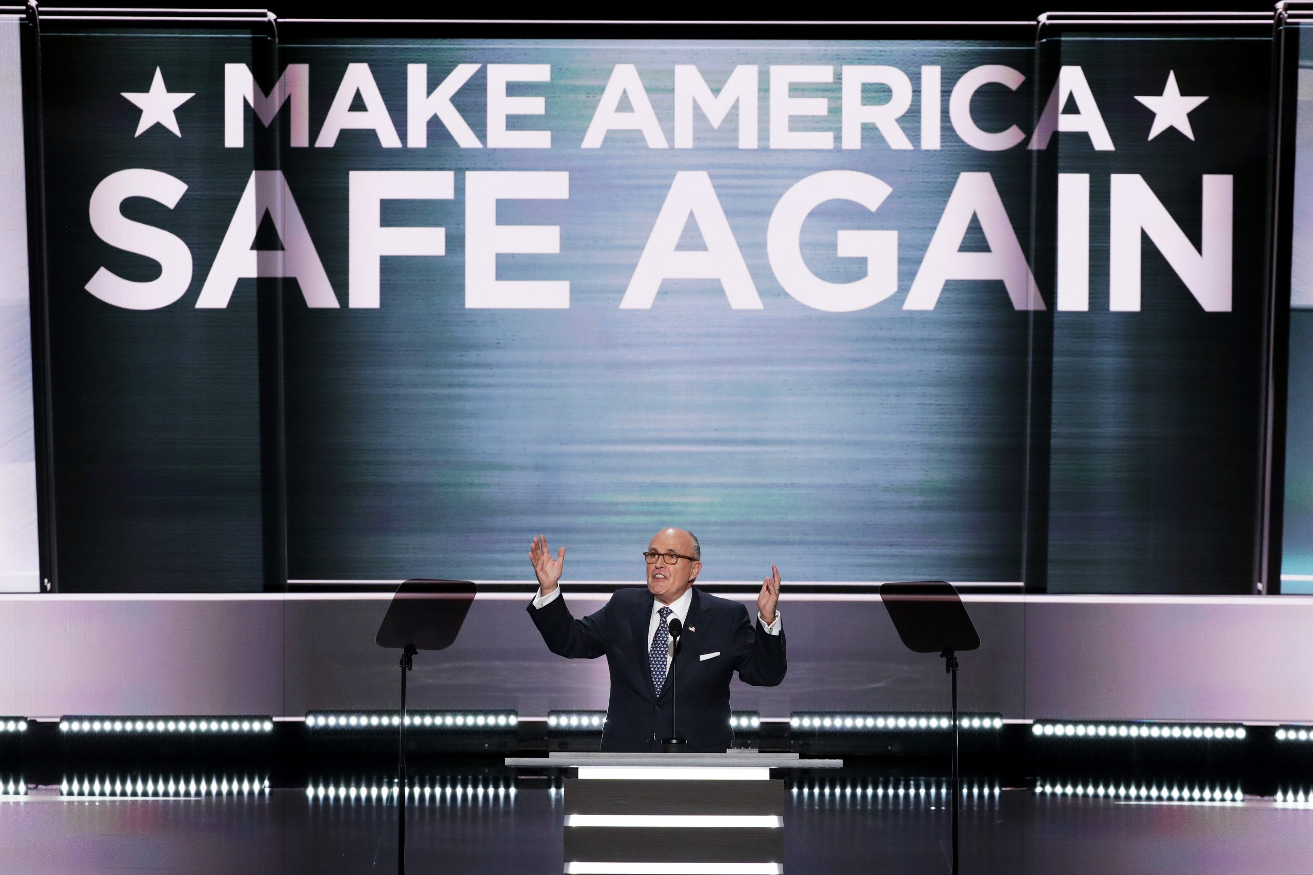 Filhos de Trump devem ficar fora do governo, diz Giuliani
