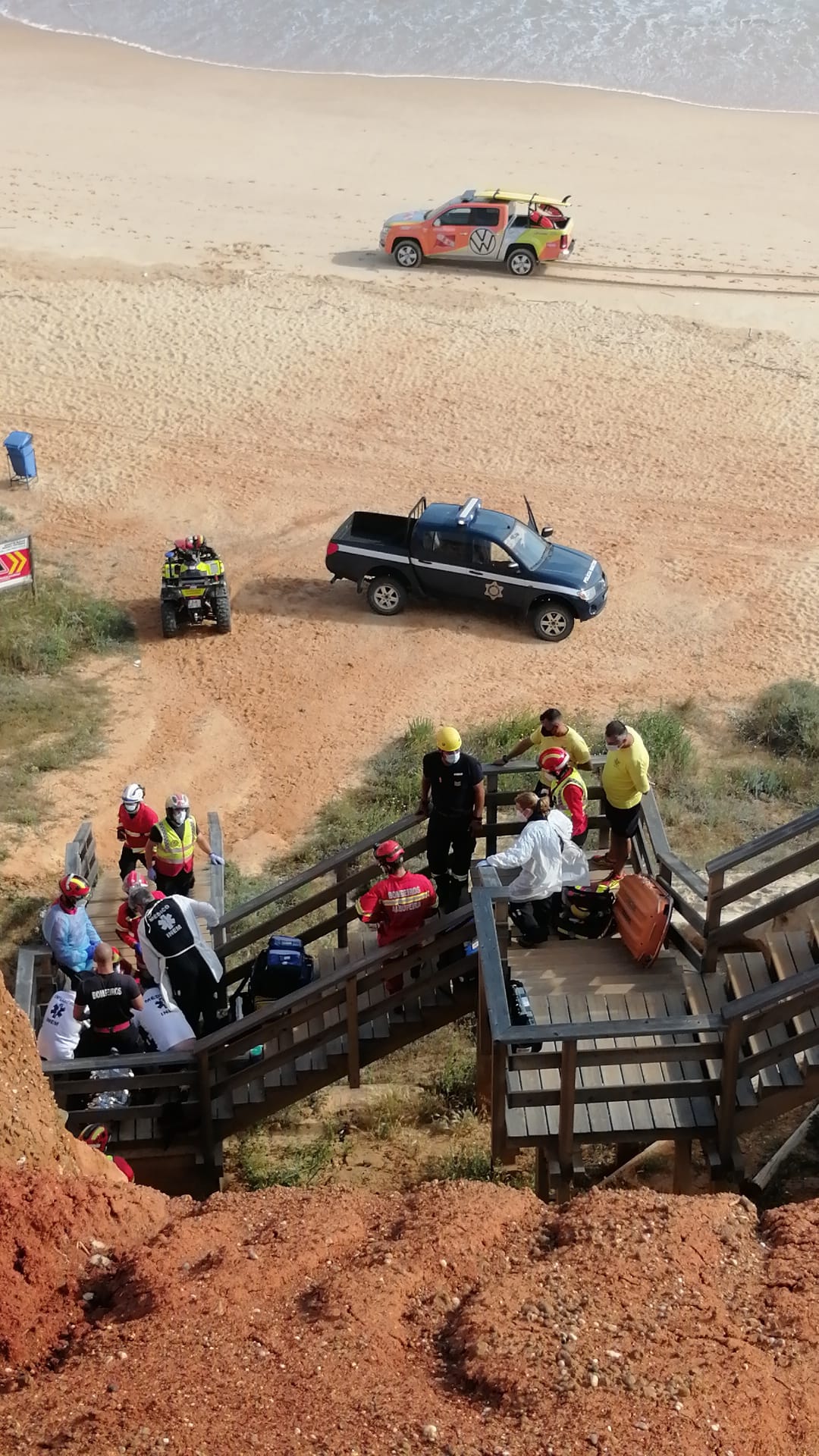 Mulher caiu de uma falésia de 10 metros em Albufeira. Vítima sobreviveu à queda