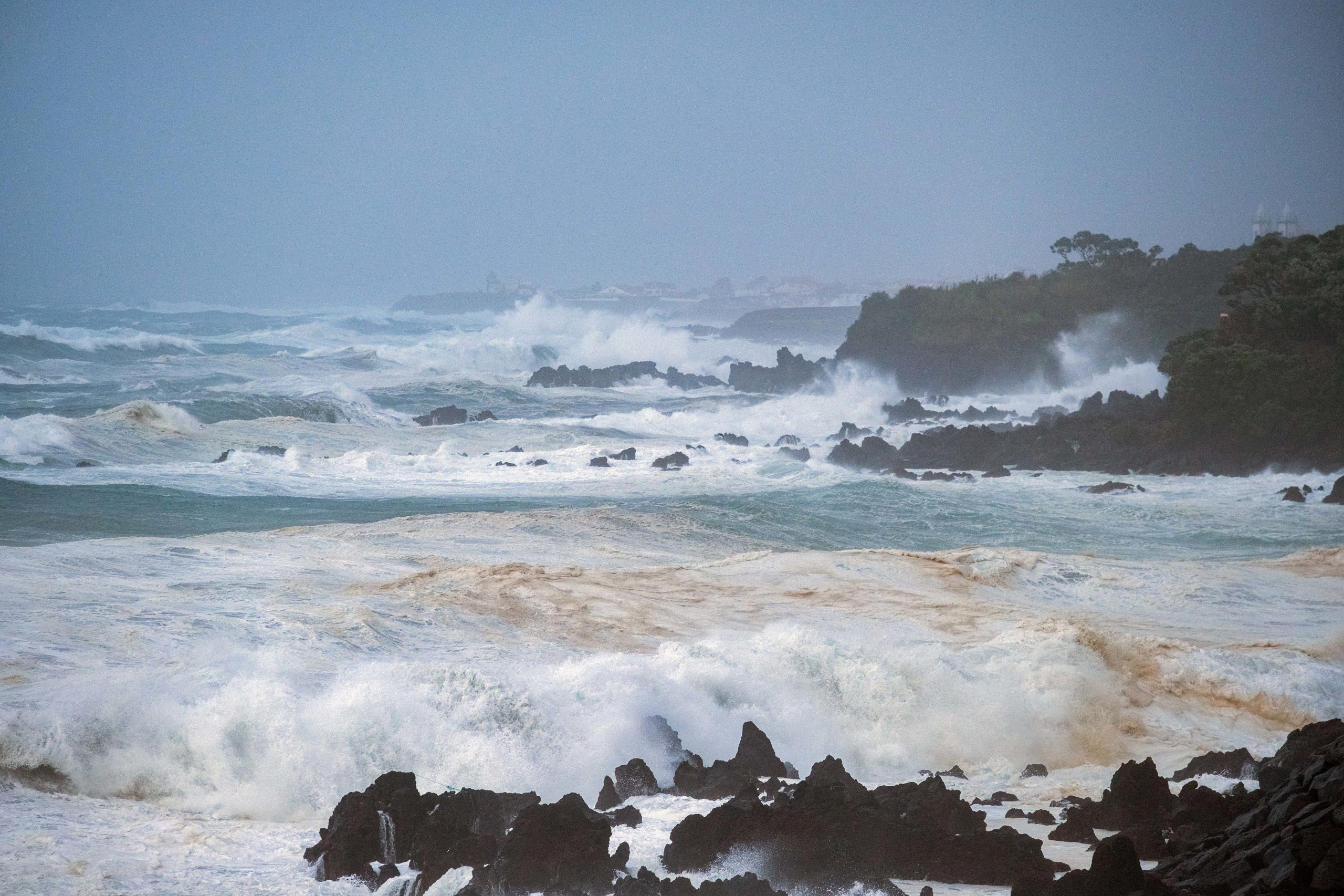 Costa portuguesa sob alerta devido à forte agitação marítima