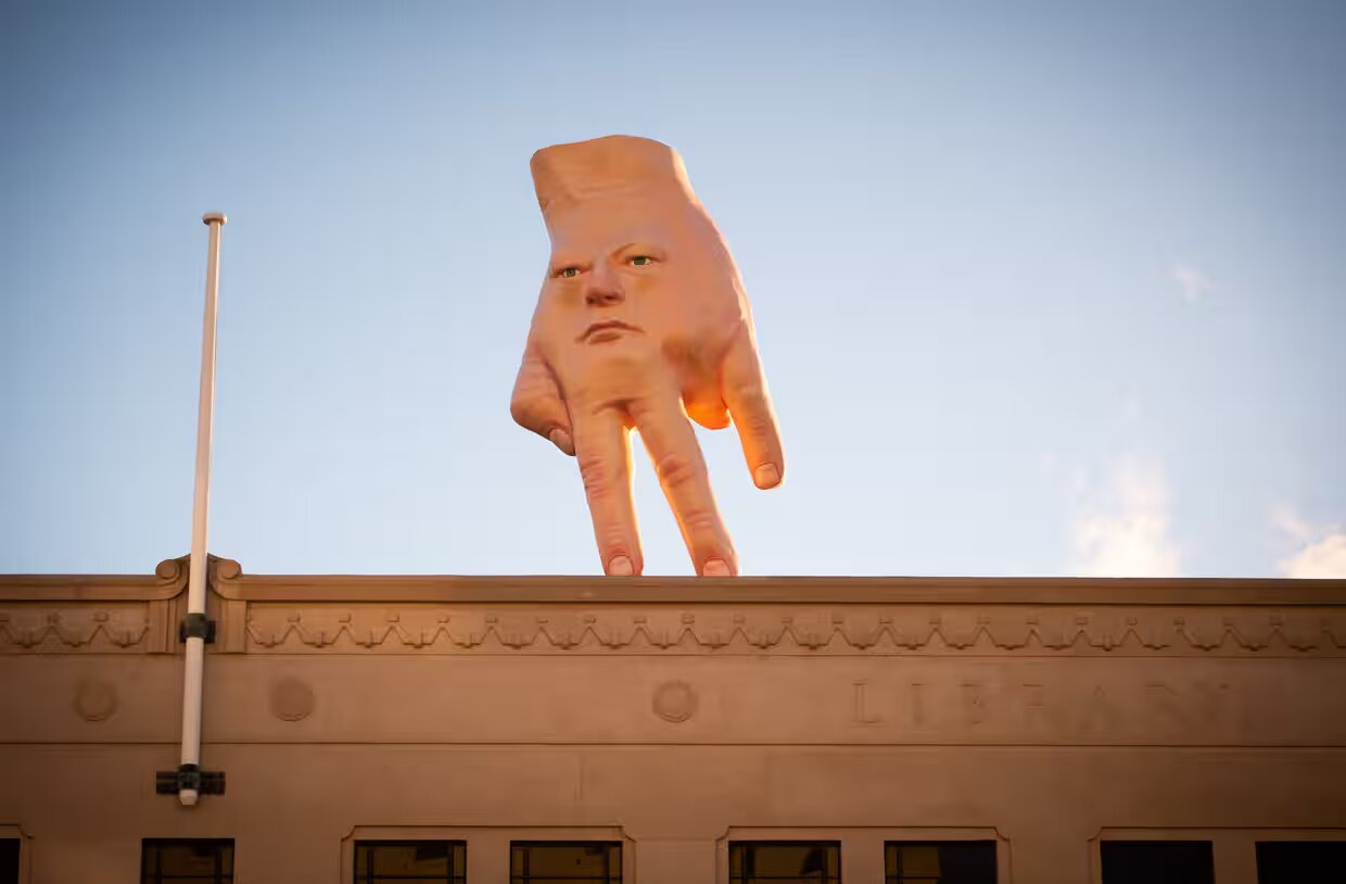 Após cinco anos, escultura de mão “mais odiada” vai ser retirada de praça da Nova Zelândia