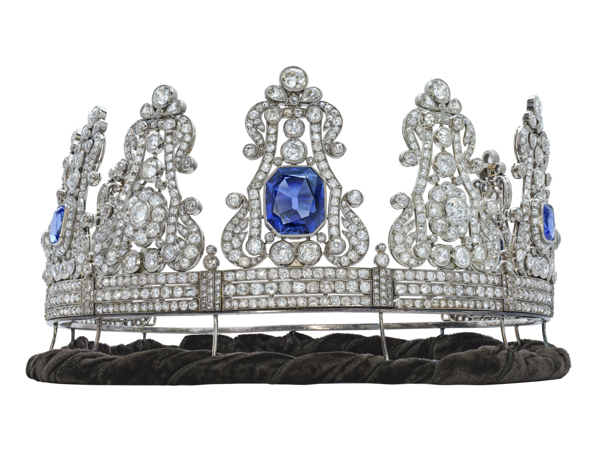 Tiara de D. Maria II vai a leilão na Christie’s. Palácio Nacional da Ajuda procura mecenas para adquirir jóia