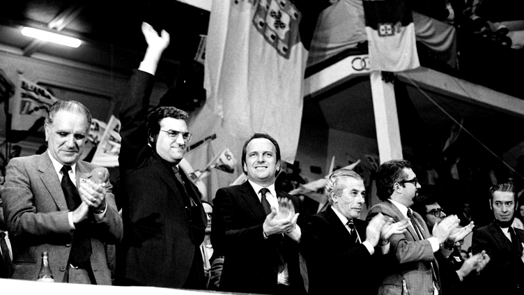(E-D) Fernando Amaral, Diogo Freitas do Amaral, Francisco Pinto Balsemão e Gonçalo Ribeiro Teles no encerramento do comício da Aliança Democrática (AD), no Pavilhão dos Desportos, em Lisboa, na véspera da greve geral