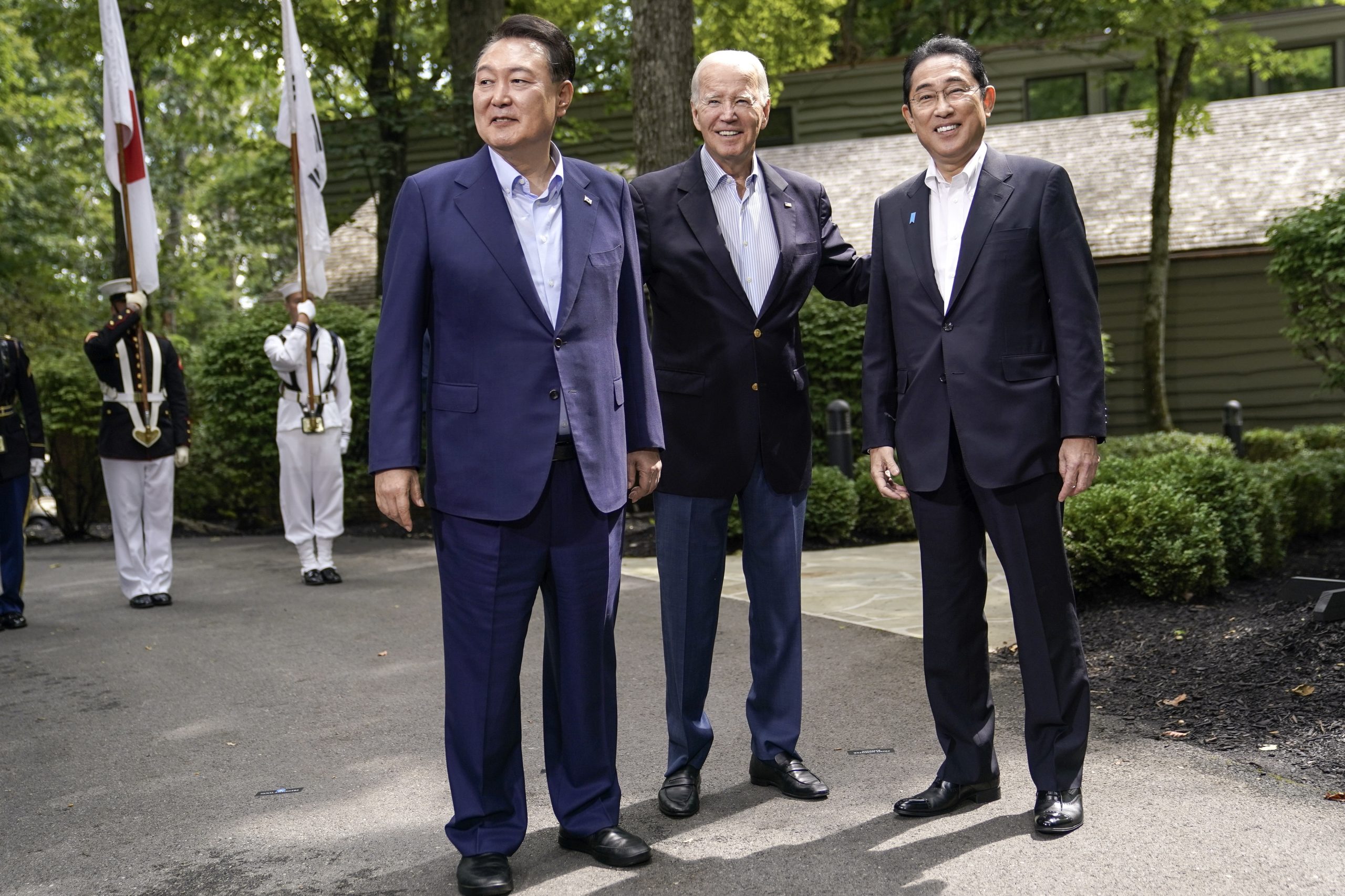 Joe Biden proclama “nova era de cooperação” dos EUA com Japão e Coreia do Sul