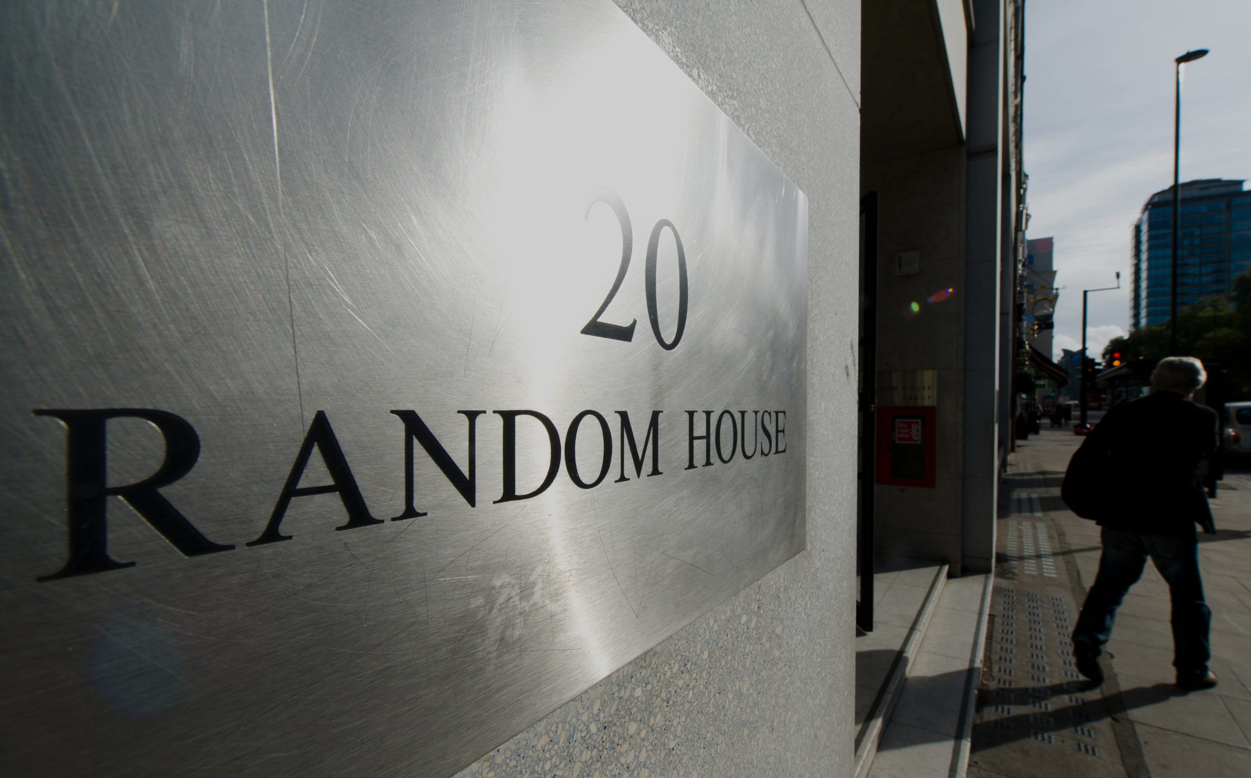 Grupo Penguin Random House compra editora Simon & Schuster