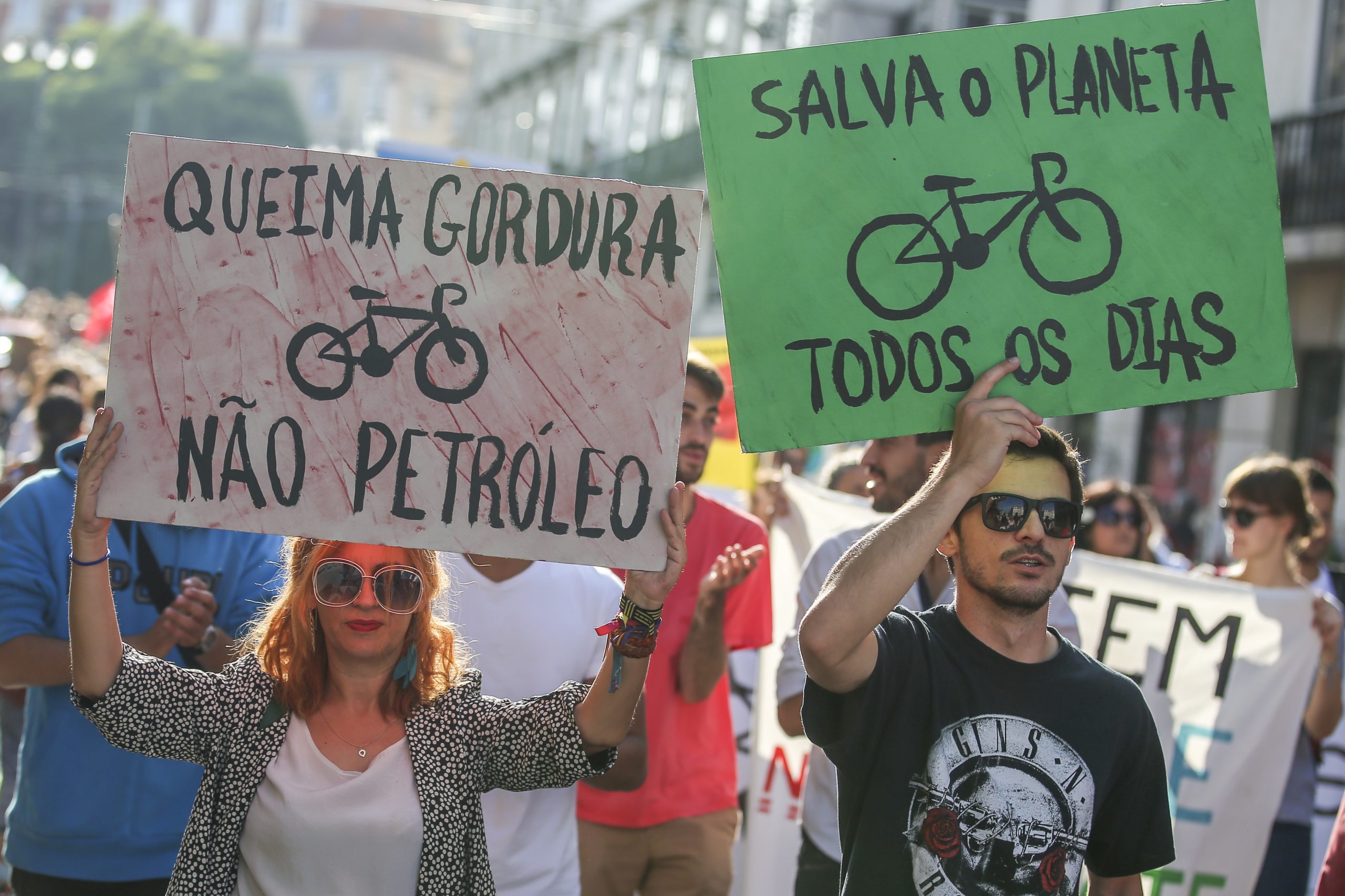 Mais de um milhar de pessoas desfilaram em Lisboa em defesa do clima