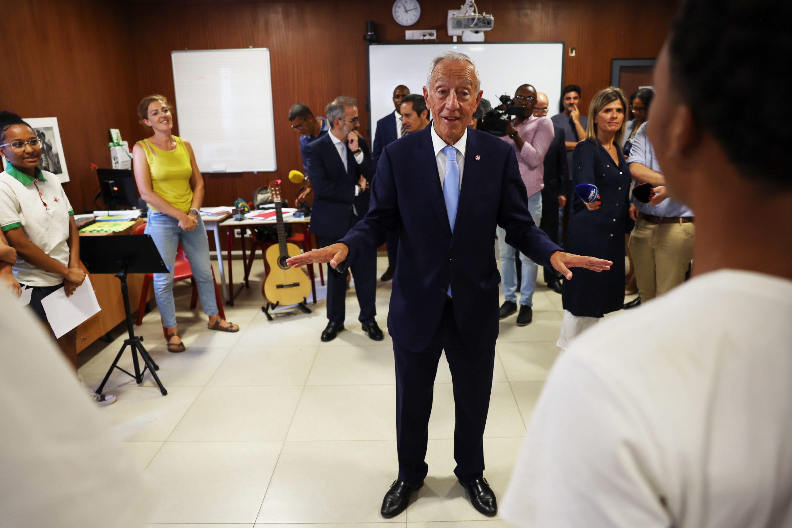 Marcelo recebido na Escola Portuguesa de Cabo Verde com “Canção de Embalar” de Zeca Afonso