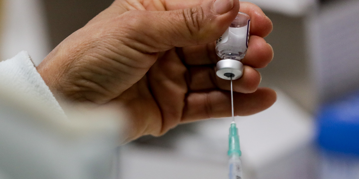 Covid-19: Governo está a equacionar quarta dose da vacina para pessoas entre os 60 e 80 anos