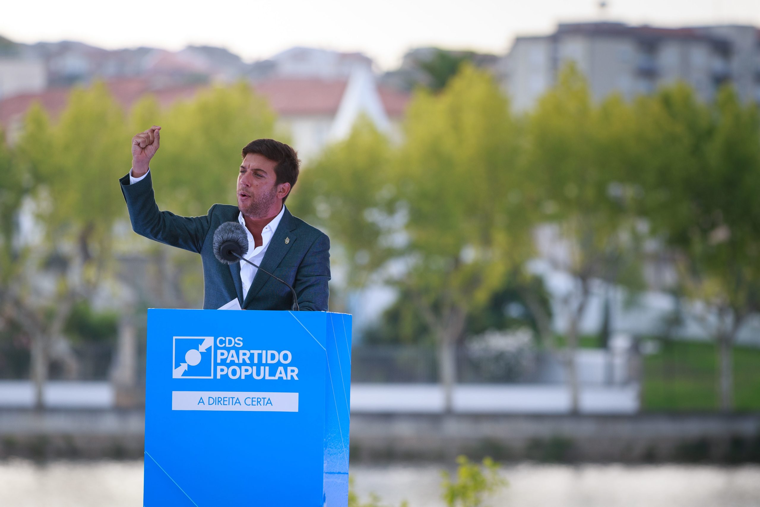 Francisco Rodrigues dos Santos diz que António Costa vive sozinho “no país das maravilhas”