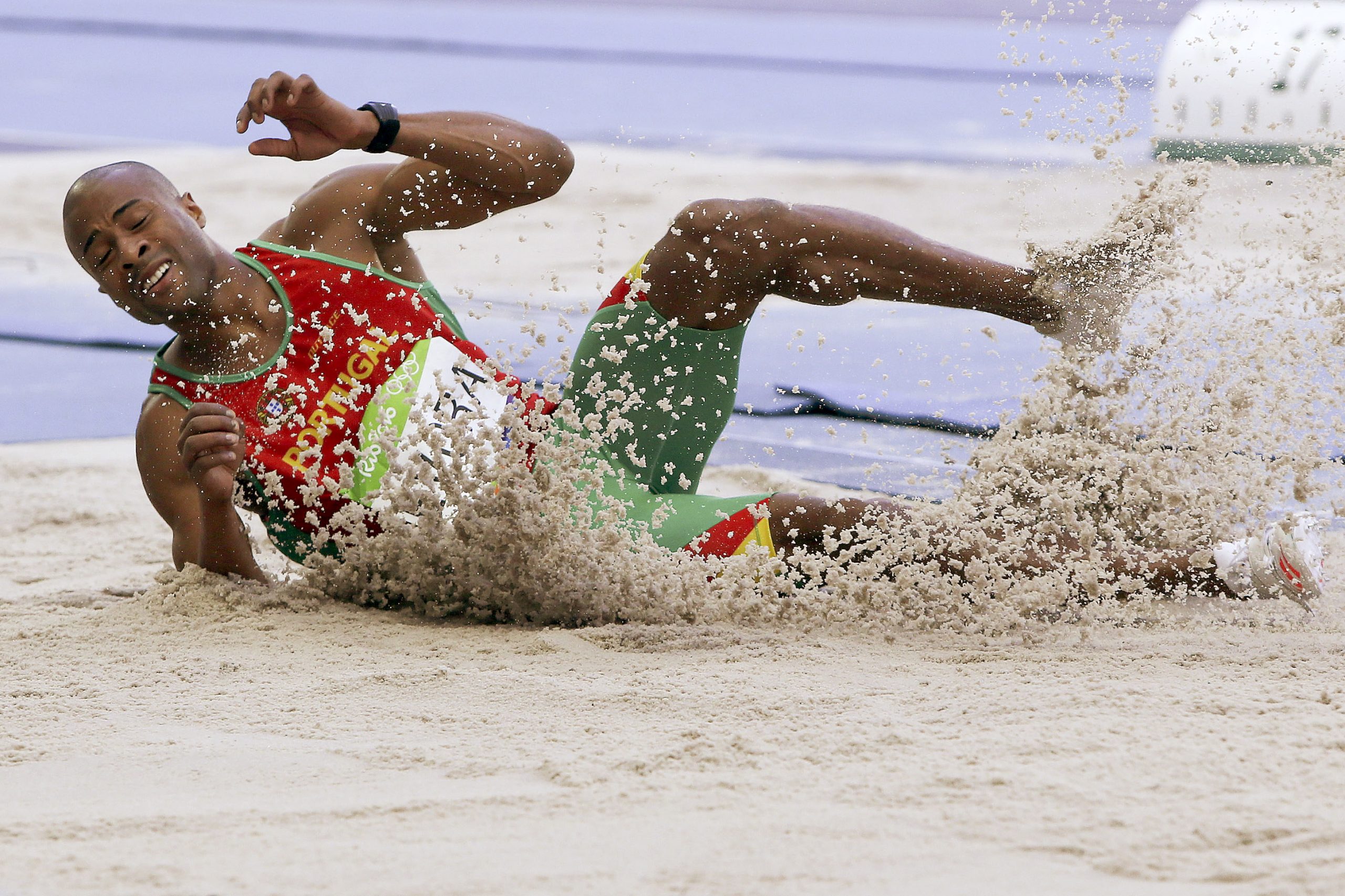 Mundiais de Atletismo: Nélson Évora assegura final do triplo-salto