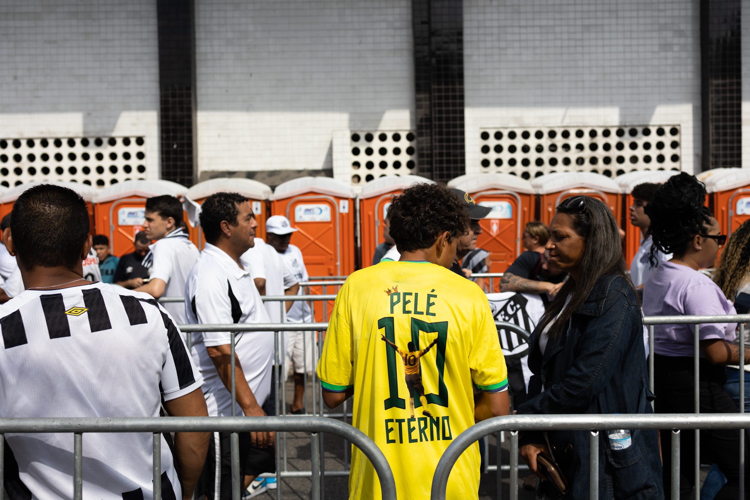 Há quem espere 23 horas para dizer adeus a Pelé. As imagens da despedida do número 10