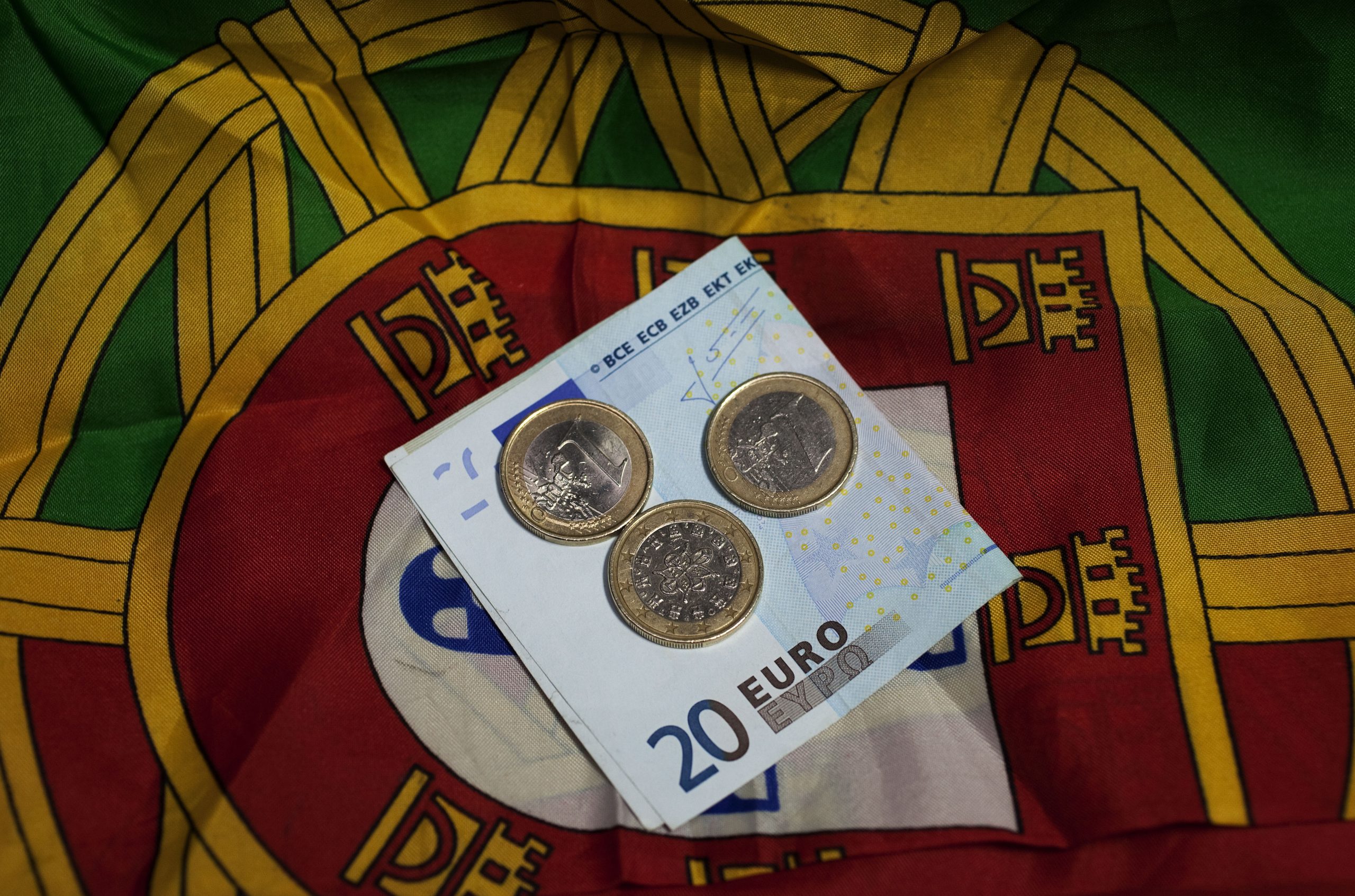 Contribuintes do terceiro escalão deixam de pagar sobretaxa de IRS a partir de hoje