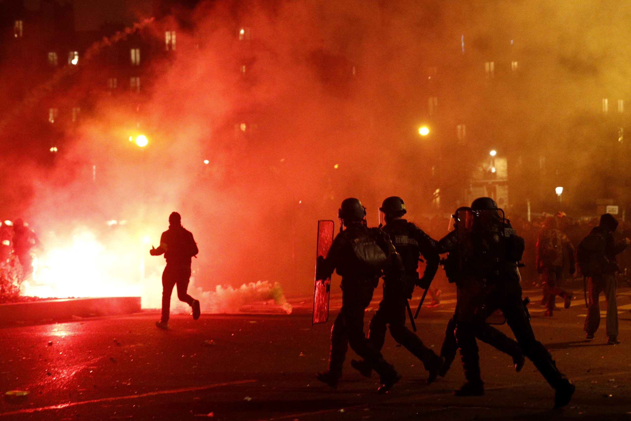 França: Hoje foram mais de 250 mil nas ruas em Paris, mas é só o começo. Sindicatos prometem mais protestos