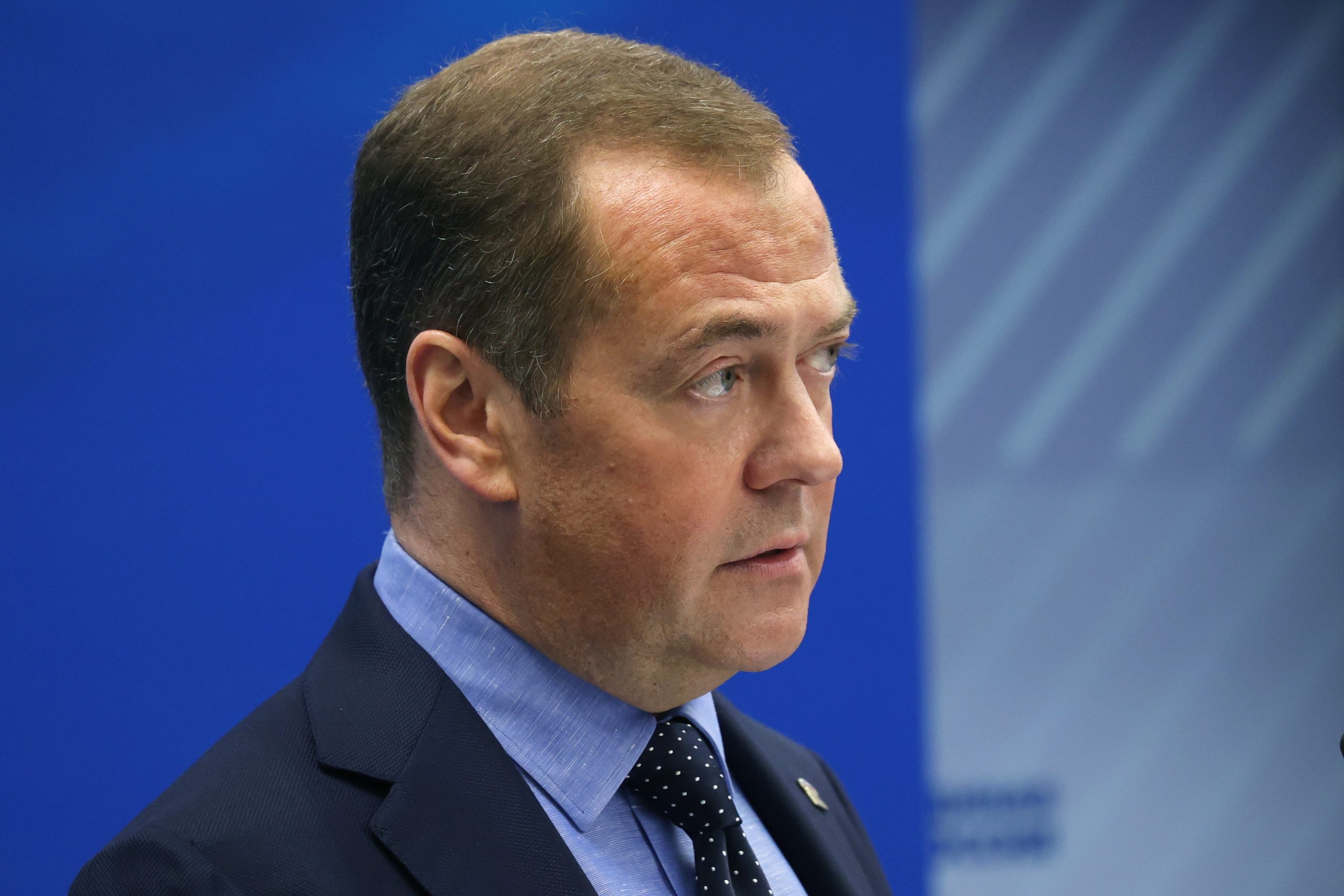 Ministro belga responde a Dmitri Medvedev com “Calm Down” de Selena Gomez