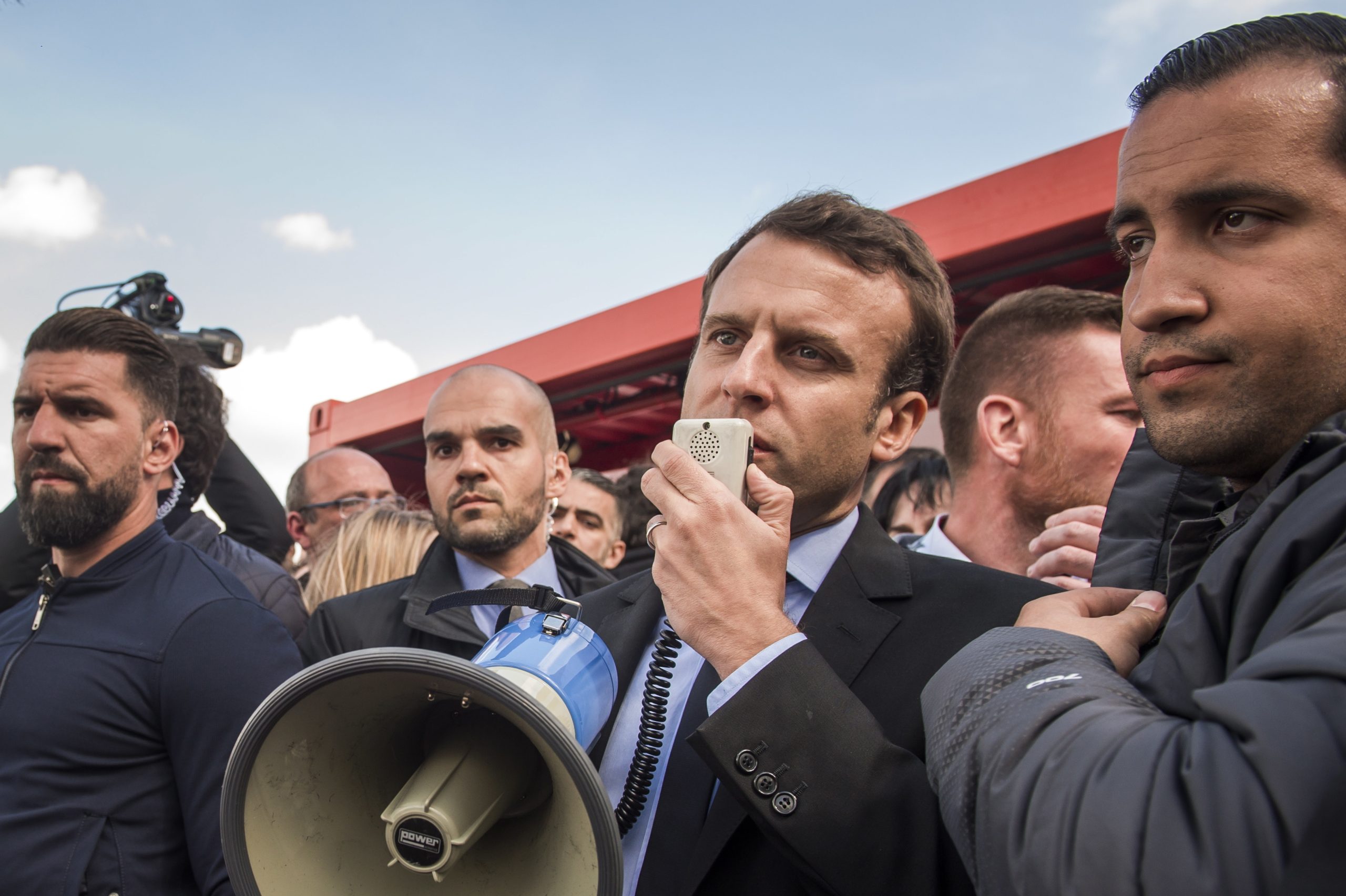 França. Emmanuel Macron vai enfrentar a sua primeira moção de censura