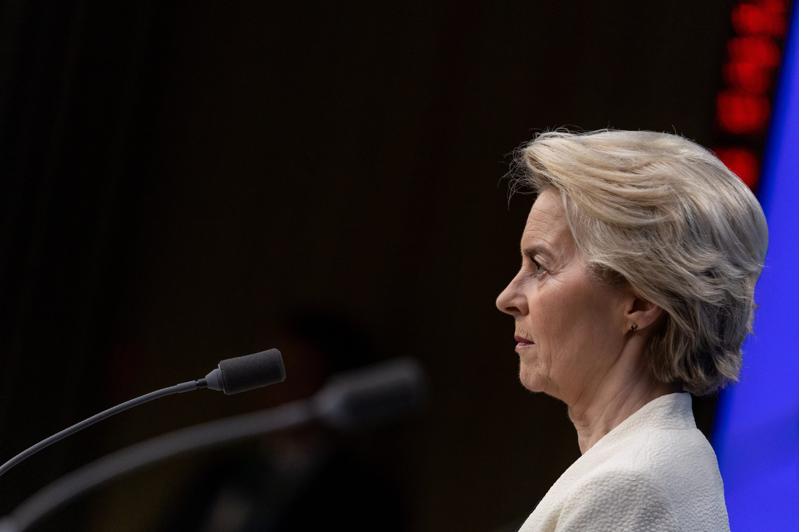 Von der Leyen apela a “forjar outras parcerias” perante “certezas com décadas que ruíram”
