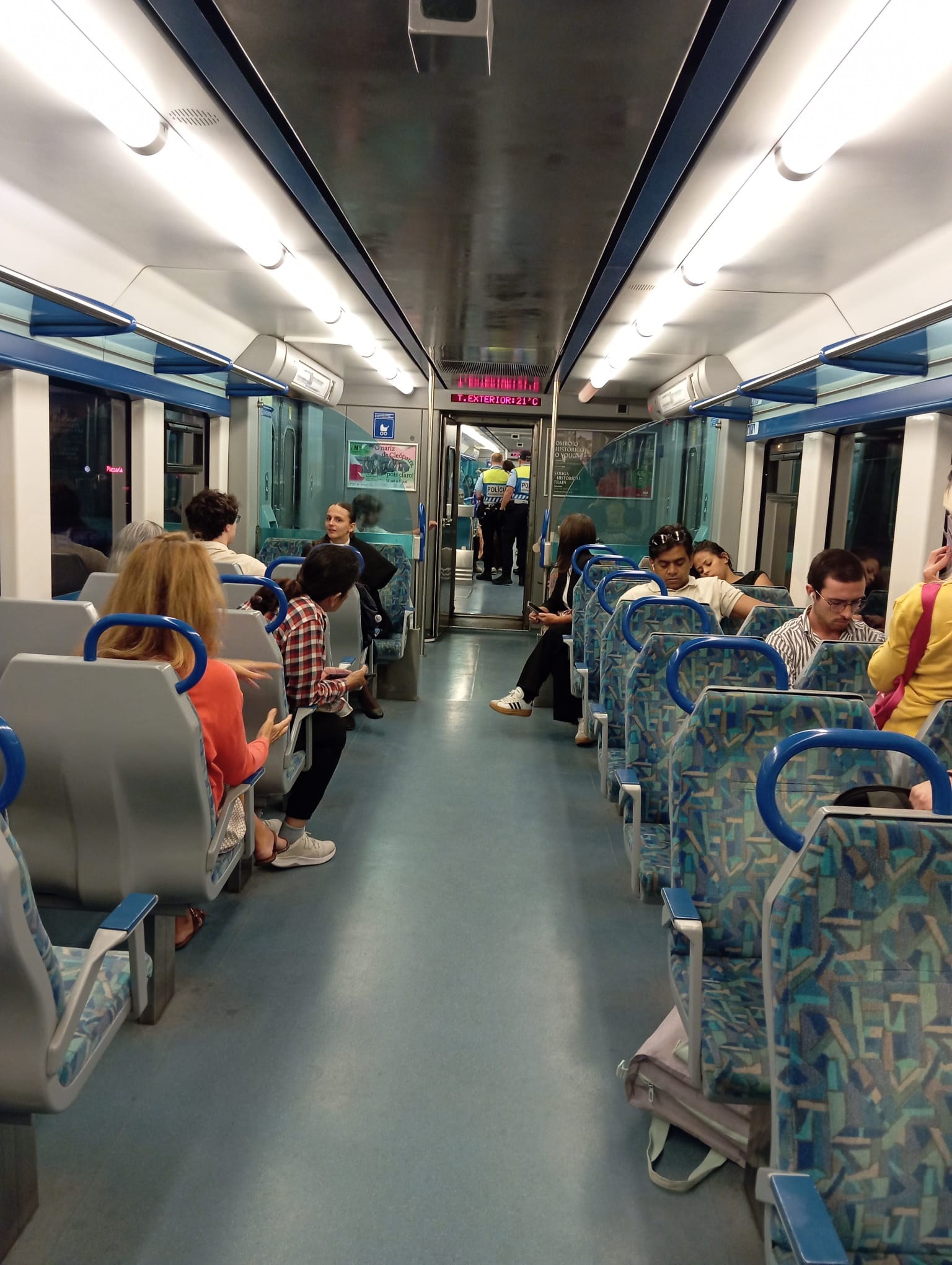 Comboio na linha de Cascais esteve parado cerca de meia hora após passageiro estilhaçar garrafa contra vidro