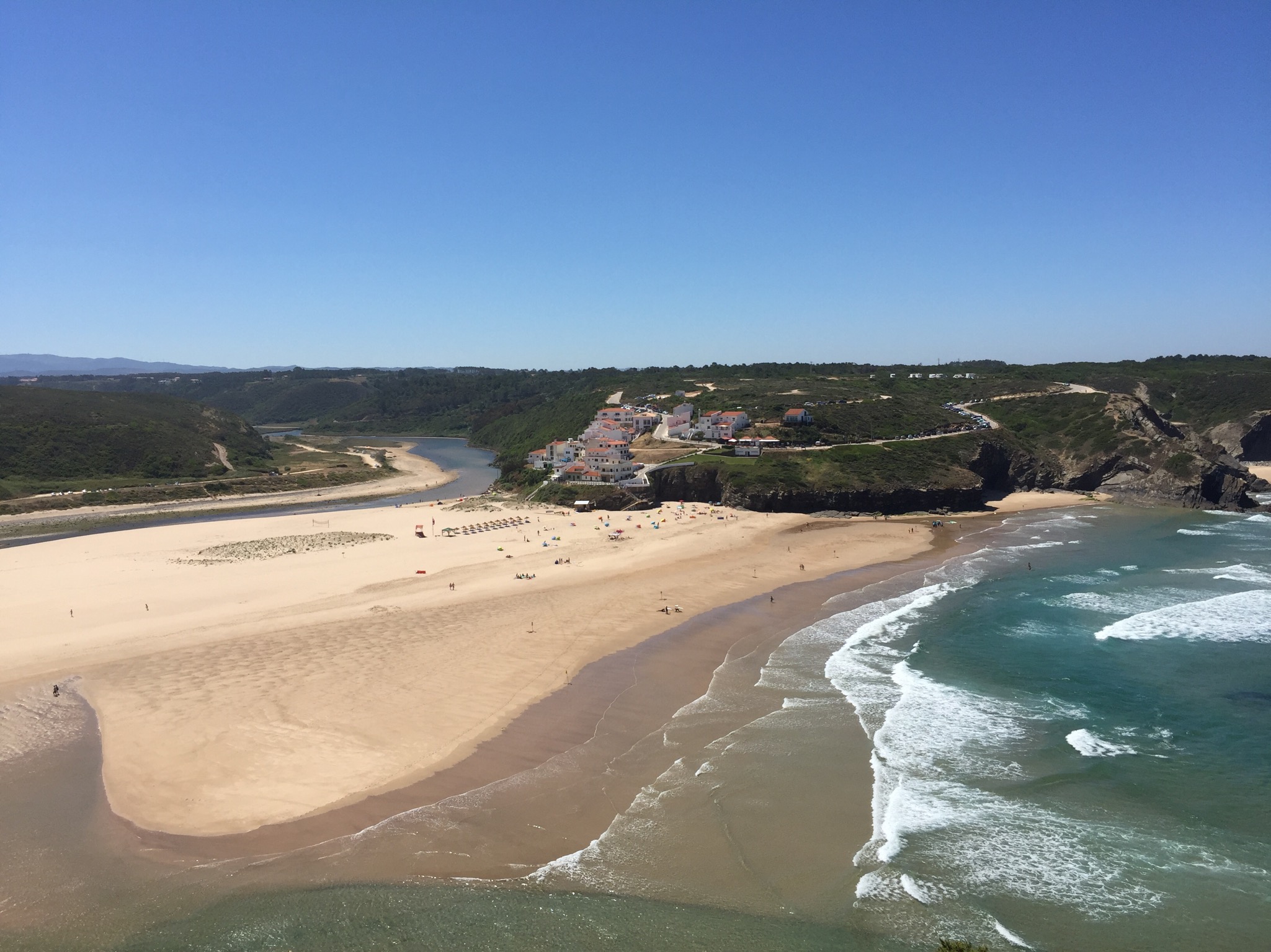 Ativistas desenham “mensagem humana” contra o petróleo na praia de Odeceixe