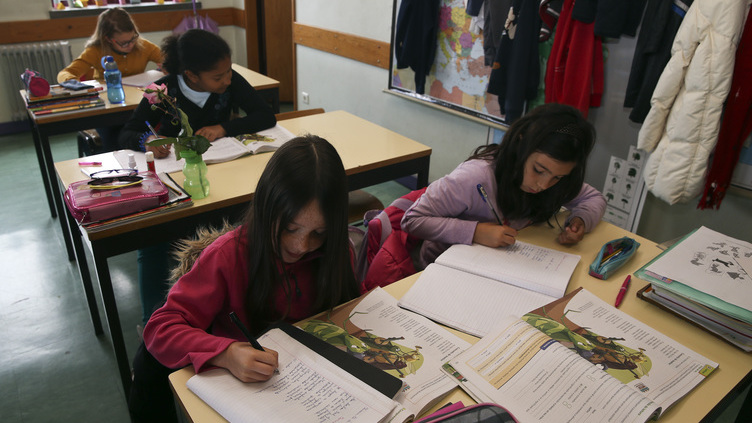 Editores acusam Ministério da Educação de falhar nos manuais escolares gratuitos
