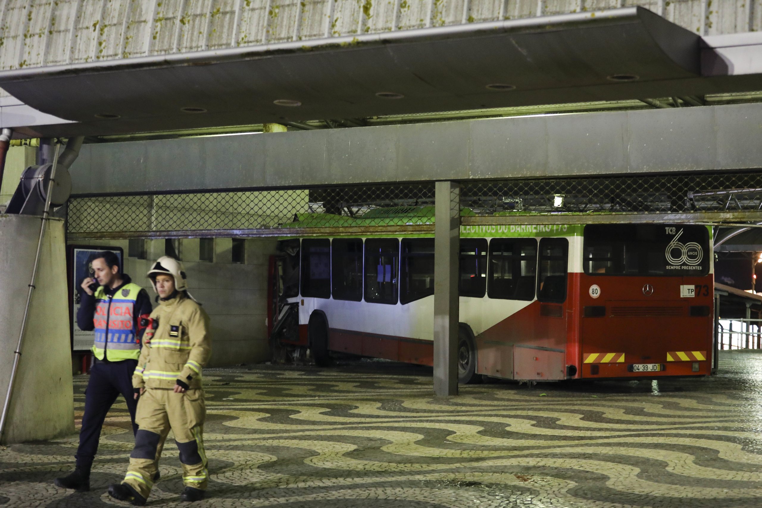 Motorista sofre ferimentos graves após despiste de autocarro no Barreiro