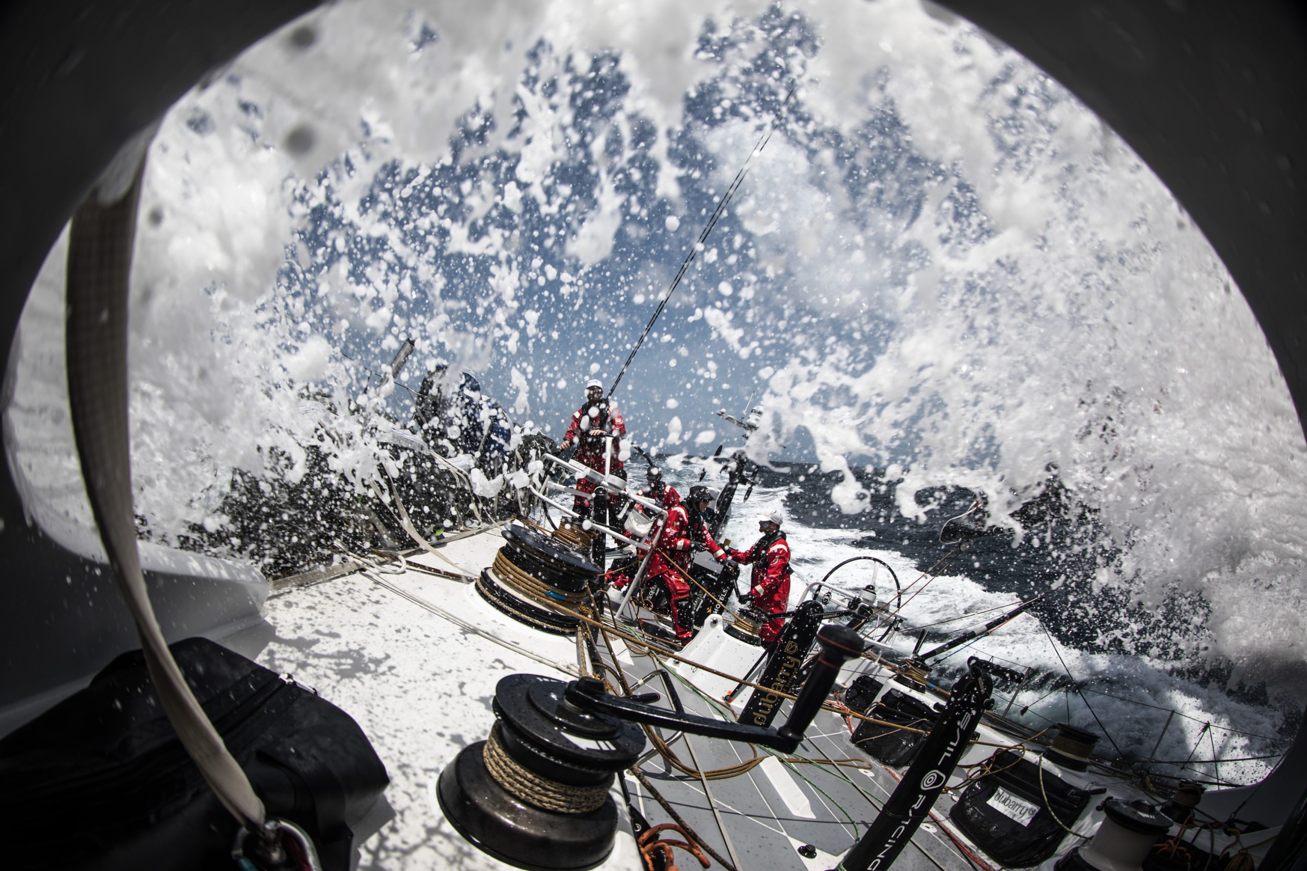 Volvo Ocean Race: líderes sob pressão enquanto a frota se reagrupa