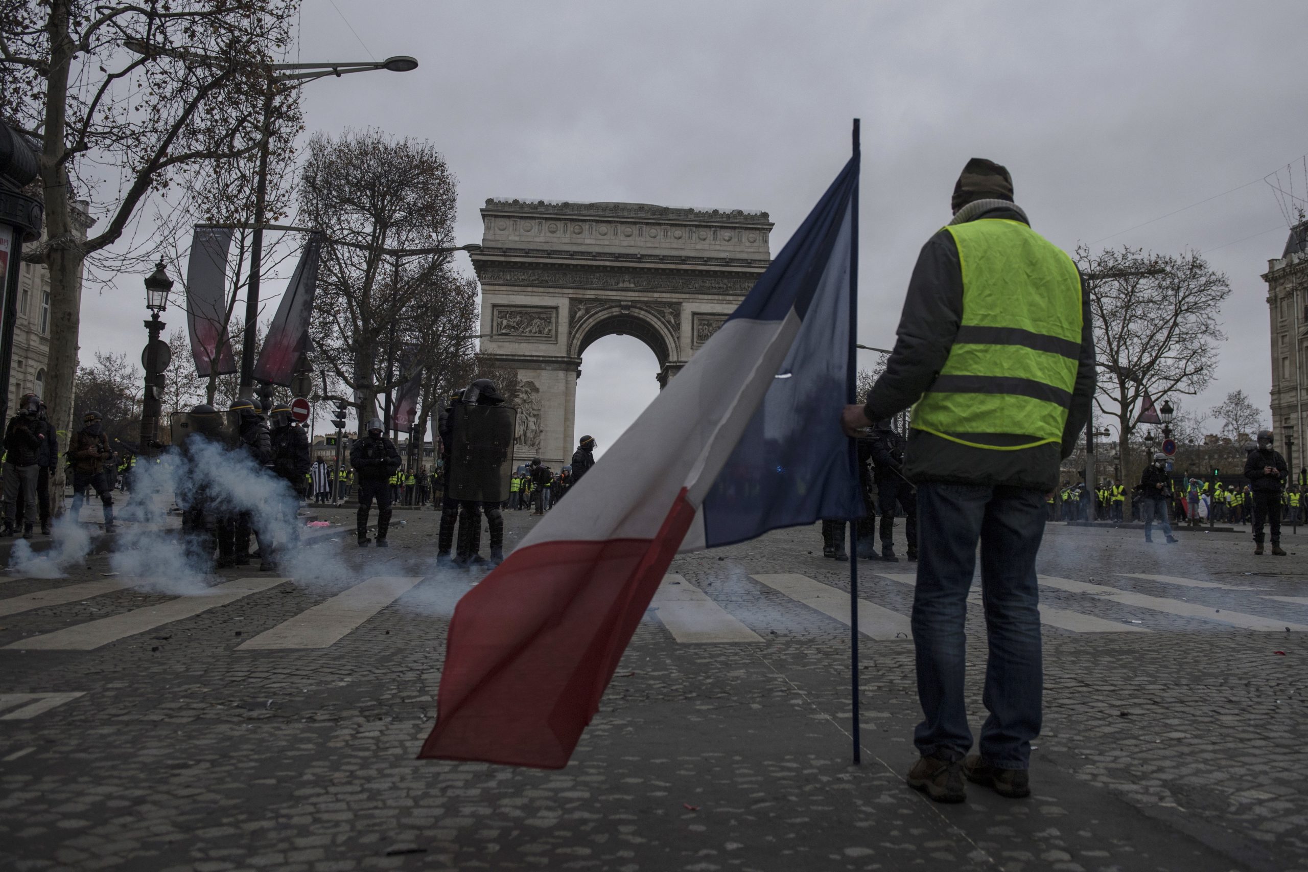 “Coletes amarelos” mobilizaram hoje 66 mil manifestantes em França