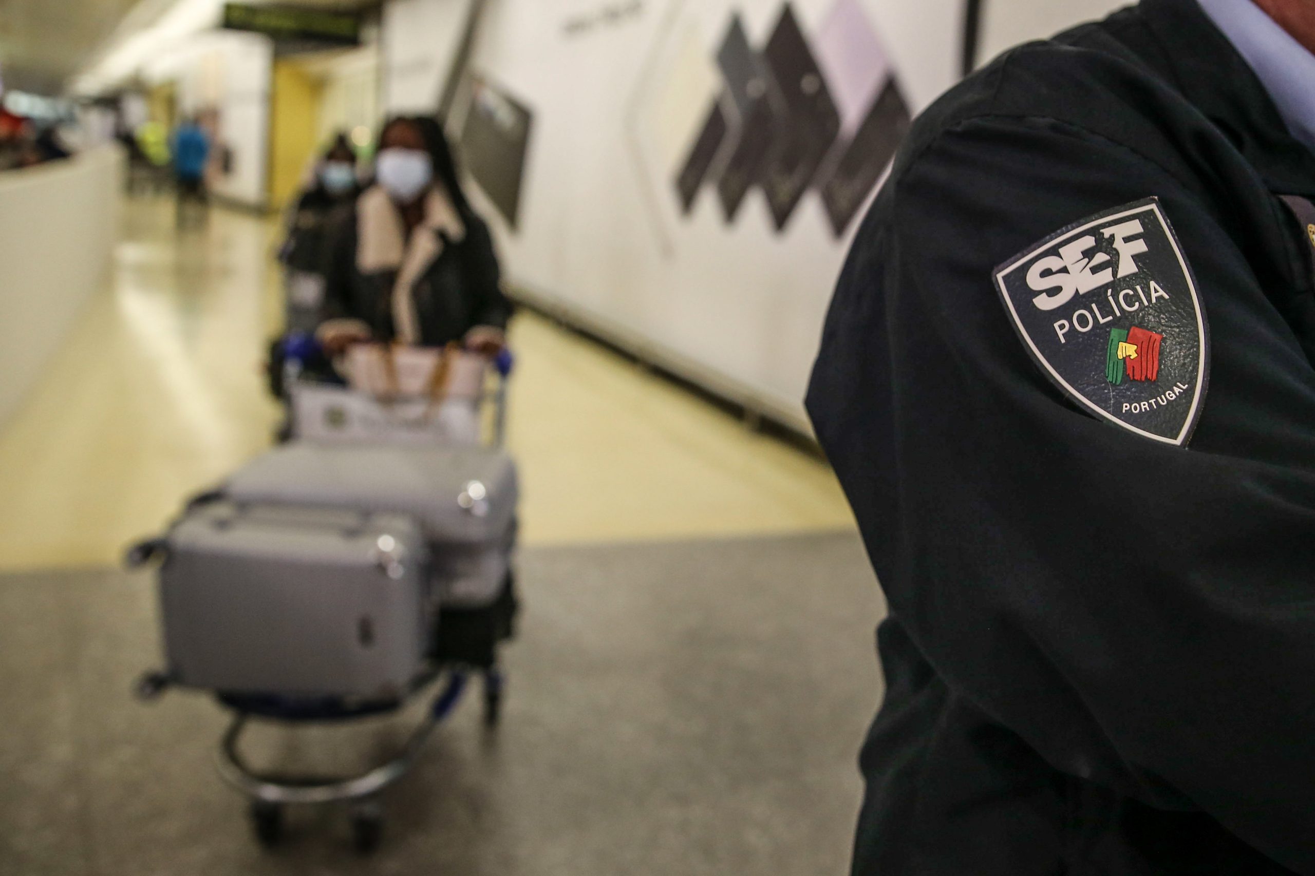 SEF detém homem procurado pela Interpol por homicídio agravado no Brasil