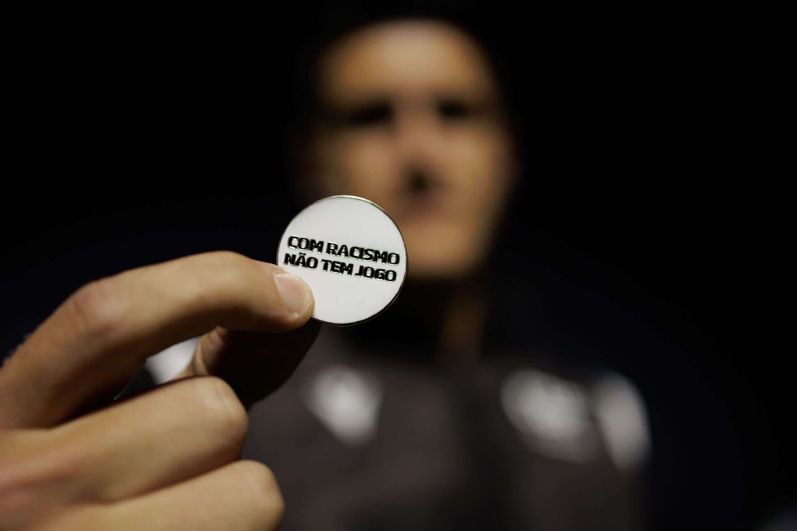 Rio de Janeiro aprova interrupção de jogos de futebol devido a atos de racismo
