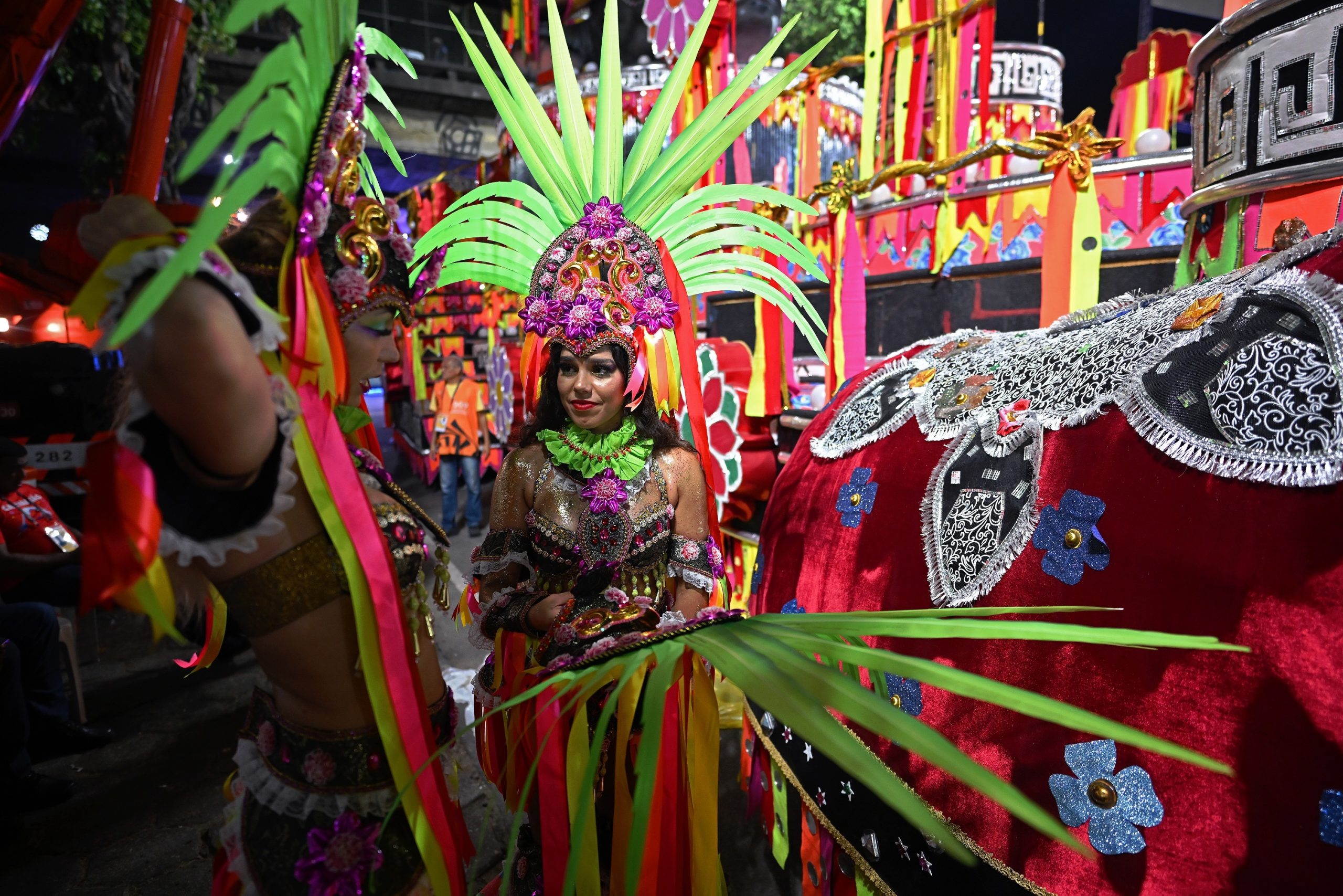 Incêndio em fábrica de fatos de Carnaval deixa pelo menos 21 feridos no Rio de Janeiro