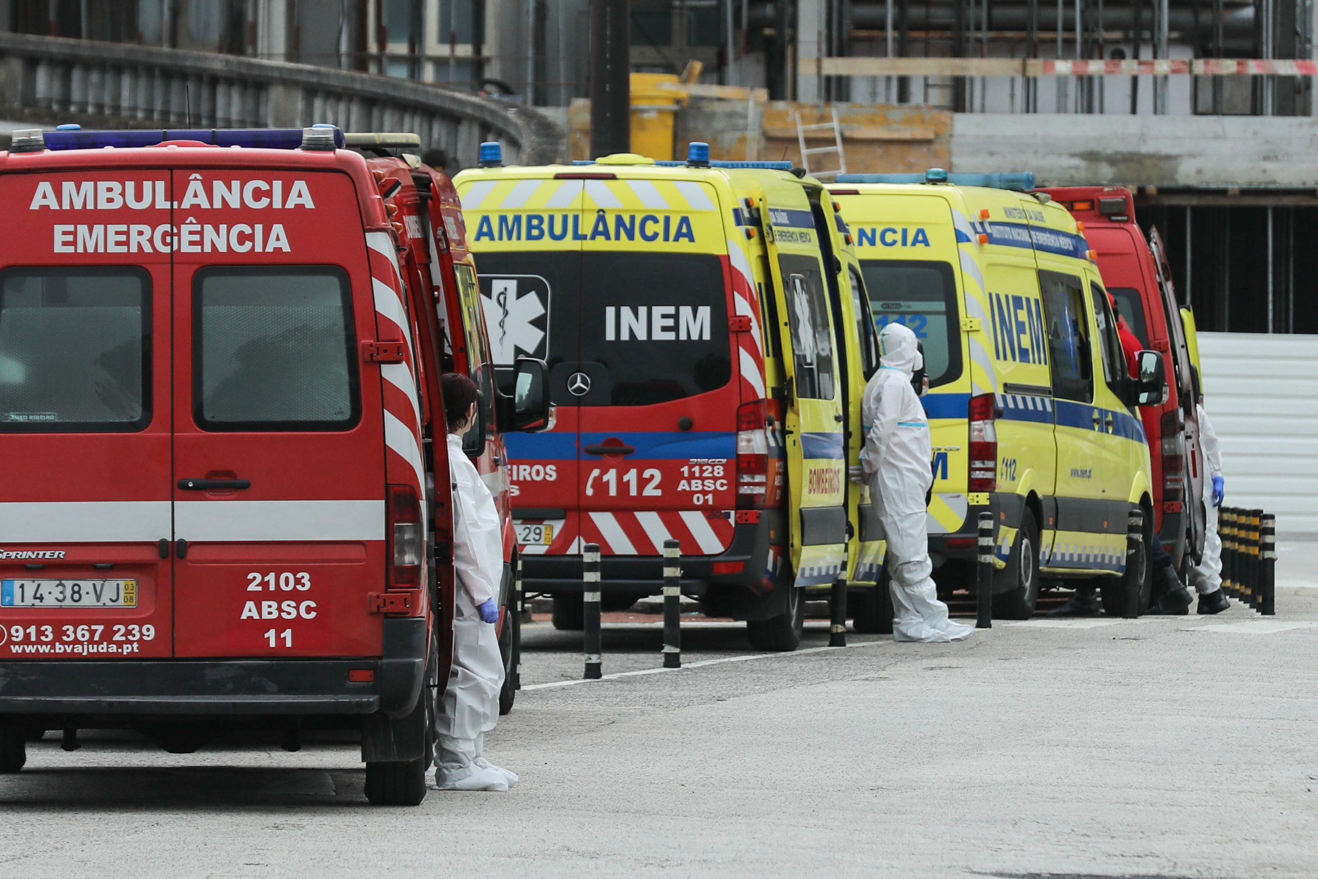 Covid-19: Utentes só devem recorrer ao Santa Maria de ambulância “em situações justificadas”