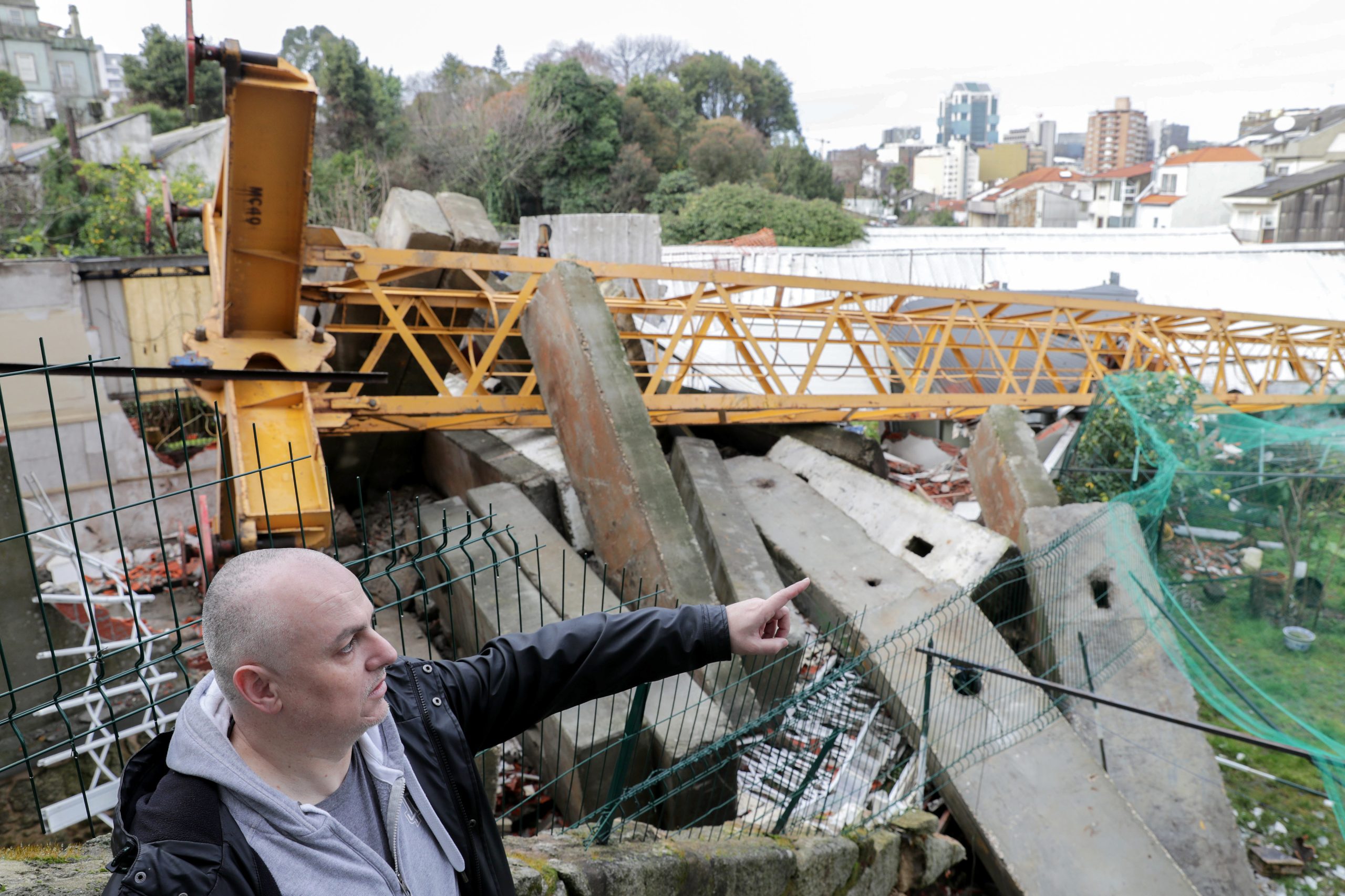 Depois da queda de duas gruas, a câmara do Porto vai criar comissão para fiscalizar montagem e grupo de trabalho para melhorar a lei