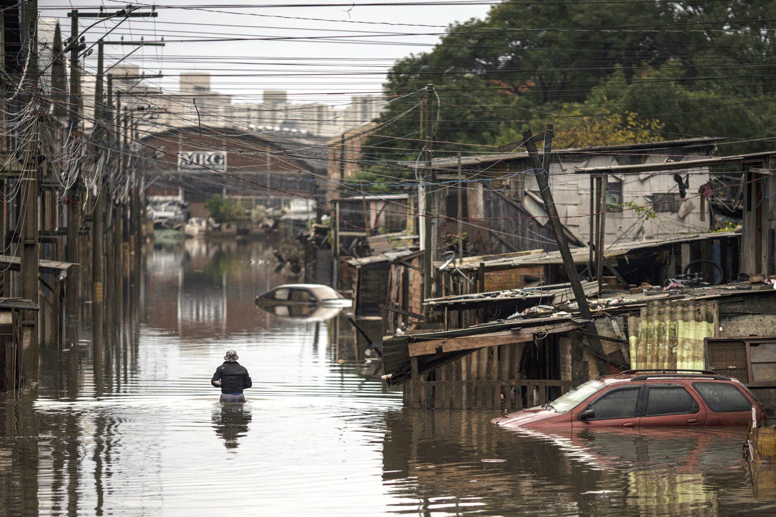 Porto Alegre ainda inundada recupera voos comerciais