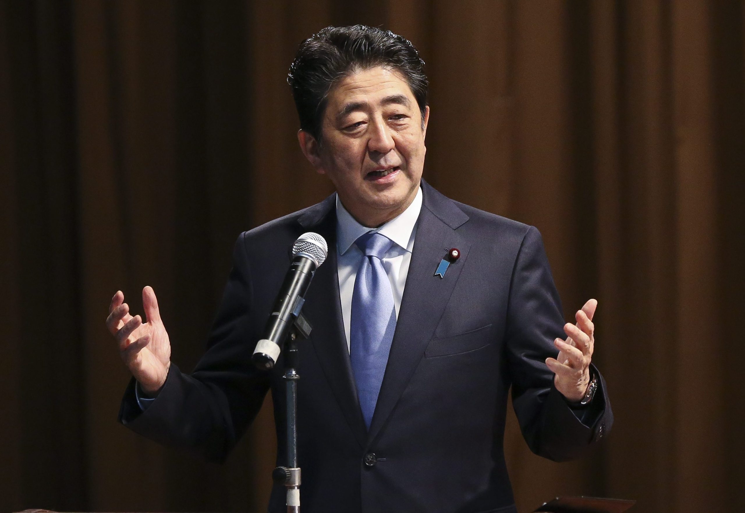 Primeiro-ministro do Japão visita Pearl Harbor acompanhado de Barack Obama