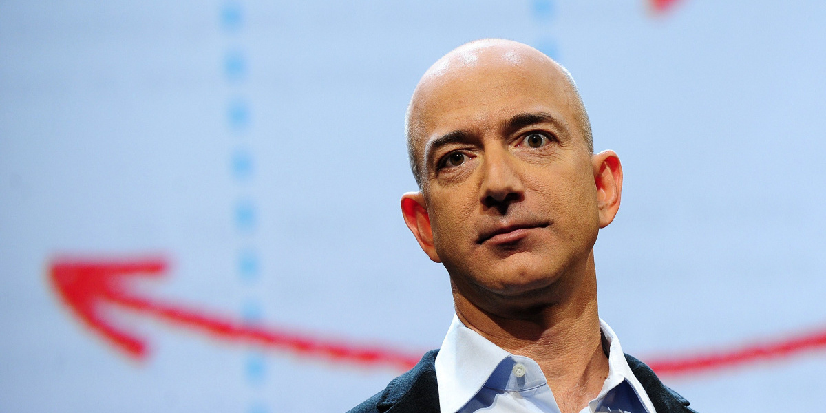 Jeff Bezos volta a ser o homem mais rico do mundo. Elon Musk cai para terceiro